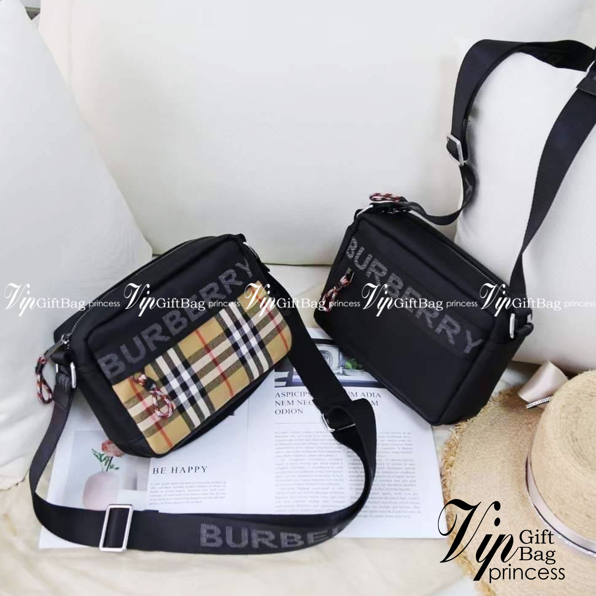 BURBERRY FRAGRANCES CROSSBODY BAG / BURBERRY Nylon Crossbody Bag วัสดุ Nylon Canvas ทรงเหลี่ยมน้ำหนักเบามีโลโก้แบรนด์คาดด้านหน้าพร้อมช่องซิปใส่ของ เปิดปิดด้วยซิปหัวซิปแบรนด์สไตล์สปอร์ต ภายในมีช่องใส่บัตร ขนาดกำลังดีสามารถใส่กล้อง มือถือ กระเป๋าสตางค์ของใช