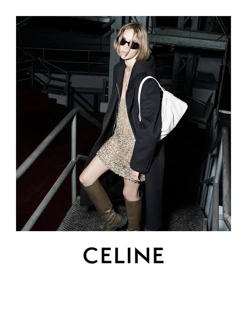ทรงยอดฮิตที่สุด **หนังนิ่มมือมาก กับ CELINE ROMY VIP GIFT WITH PURCHASE (GWP) กระเป๋าสะพายไหล่ทรงเป็กเอกลักษณ์ เปิดปิดด้วยซิป จุของได้เยอะคะ Ipad mini เครื่องสำอางค์ เหมาะสำหรับสาวๆ มากคะด้วยน้ำหนักที่เบาและใช้ได้หลายลุค มาพร้อมสายสะพาย2แบบ(ถอดเปลี่ยนได้)