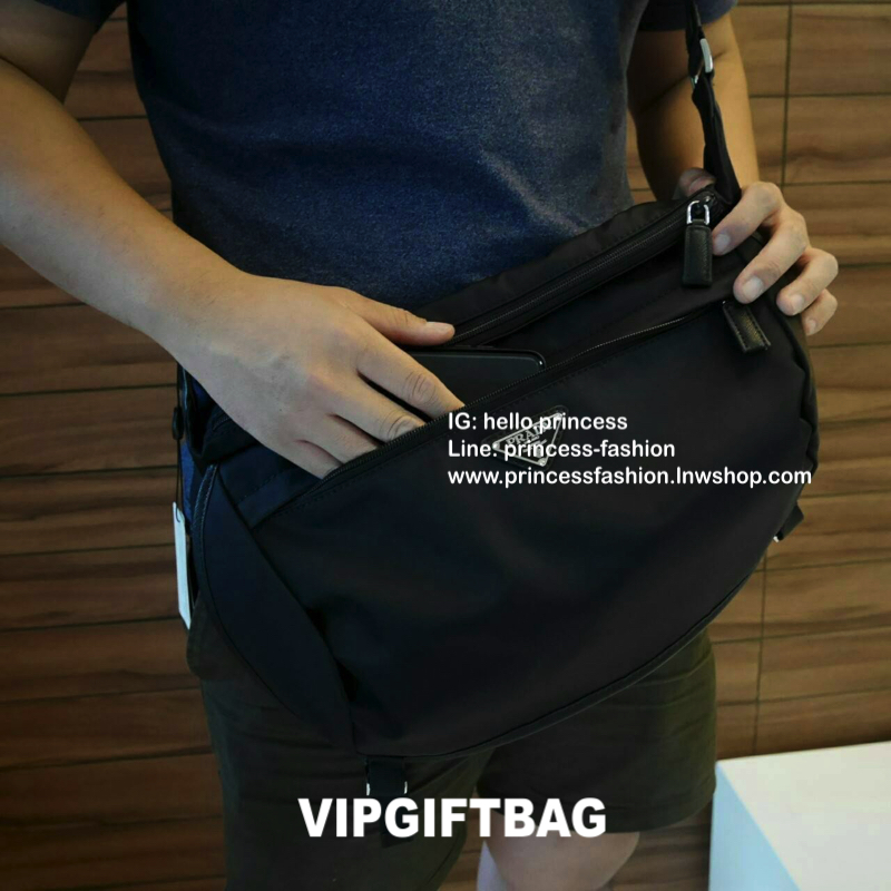 PRADA VIP GIFT NYLON CROSSBODY BAG สำหรับท่านผู้ชาย กับกระเป๋าสะพายข้าง ทรงสวย ใบใหญ่ วัสดุผ้า nylon คุณภาพดี กันน้ำ100% มาพร้อมป้ายโลโก้แบรนด์โลหะ ตอบโจทย์ทุกไลฟ์สไตล์ ตัวกระเป๋าอะไหล่เงินมีช่องซิปด้านนอก2ช่อง ด้านในมีช่องซิป และช่องใส่ของหลายช่องใส่ของไ