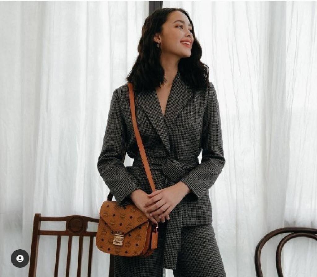 M.C.M PATRICIA SHOULDER BAG IN VISETOS กระเป๋าสะพายไหล่/ข้าง ดีไซน์ได้อย่างมีสไตล์ ดูมีสเน่ห์ด้วยทรงกระเป๋าที่โค้งบริเวณฐาน ให้ความรู้สึกนุ่มนวลมากขึ้น ใบนี้แมทช์ได้กับทุกลุค เท่ๆ casual หรูหรา หวานๆ ก็ทำให้โดดเด่นได้ด้วยไอเท็มนี้ วัสดุหนังแคนวาสคุณภาพดี 