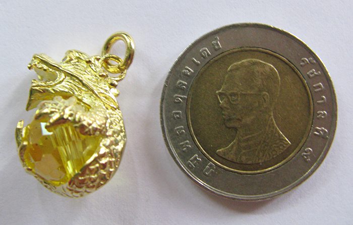 จี้มังกรถือลูกแก้วสีเหลืองค่ะ