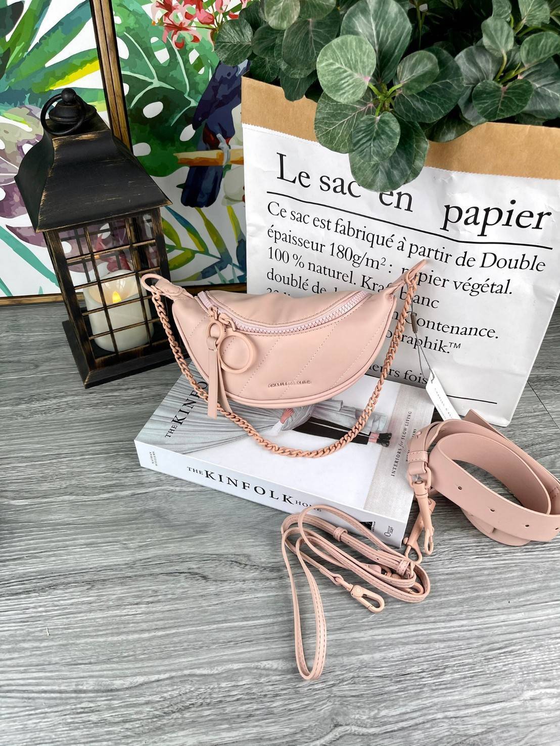 Charles & Keith Half Moon Crossbody Bag กระเป๋าคาดอก/ถือ/สะพาย สวยครบจบได้ในใบเดียว ใช้งานได้หลากหลาย เก๋มากๆ ด้านหน้าปั๊มโลโก้แบรนด์ เปิดปิดแบบซิปคู่ ด้านในจุของได้พอสมควรเลย มีช่องใส่การ์ด 3 ช่อง สามารถใส่ IPhone pro max /ของจุกจิกได้อีก รุ่นนี้จะมีสายส