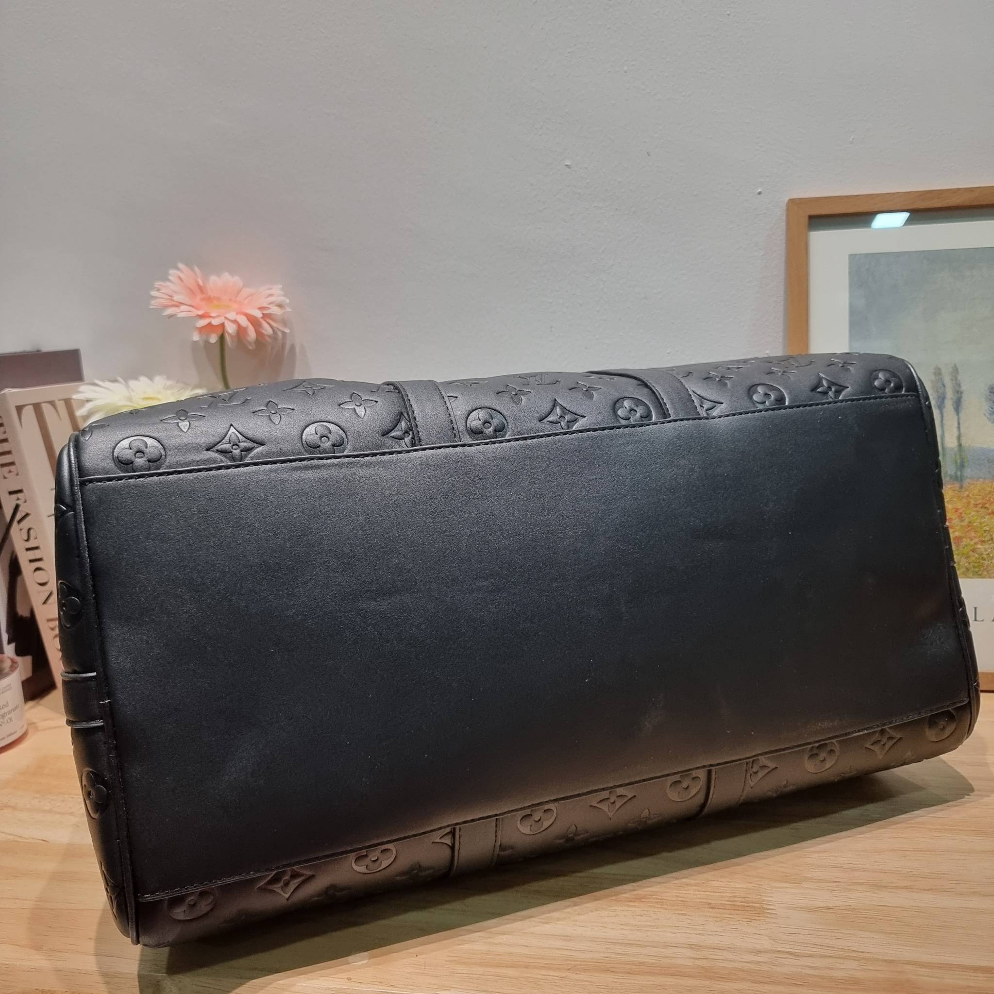 LV KEEPALL BANDOULIERE MONOGRAM LEATHER กระเป๋าเดินทางสุดคลาสสิค ทึ่ใครๆก็เฝ้ารอ ไอเท็มที่จะทำให้การเดินทางไม่ธรรมดาอีกต่อไป ด้วยดีเทลความเป็นเอกลักษณ์ เรียบแต่หรู วัสดุหนังวัวสัมผัสดี ปั๊มลวดลายโมโนแกรมรอบใบ เปิด-ปิดด้วยซิปแน่นหนา มีกุญแจล็อคได้ มีสายสะพ