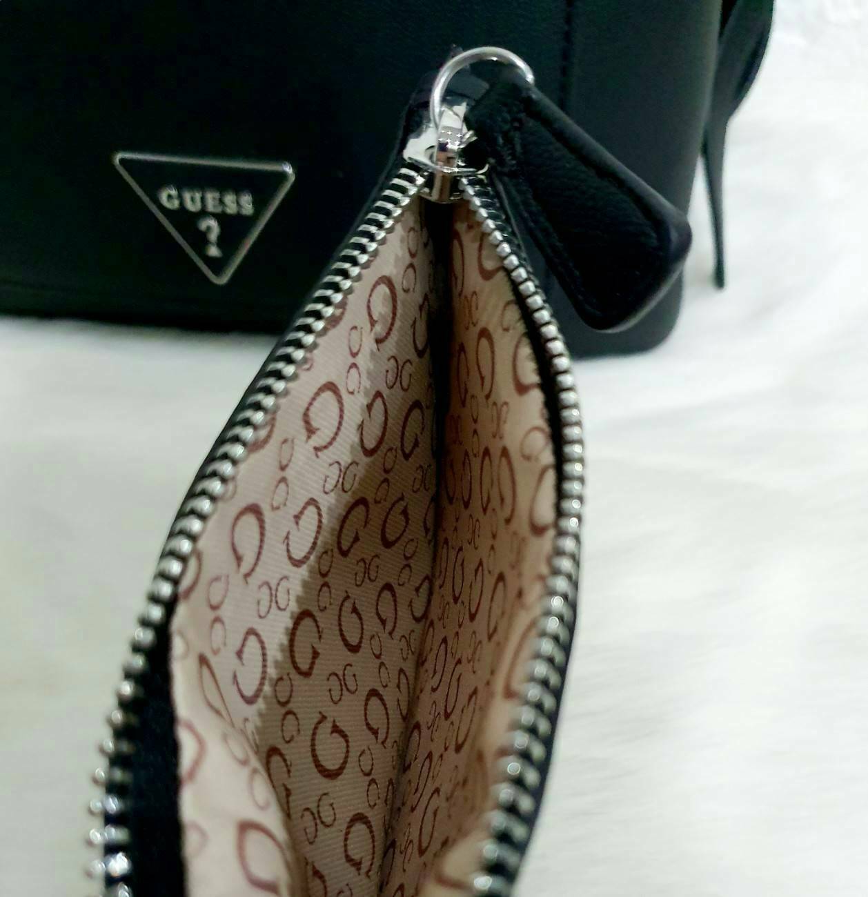 GUESS WOMAN'S BACKPACK กระเป๋าสะพายเป้หนังสวยขนาดกำลังดี สกีนโลโก้รอบใบ น้ำหนักเบา ด้านหน้าประดับโลโก้แบรนด์สามเหลี่ยมโดดเด่น มีลูกเล่นที่ช่องด้านหน้าสามารถถอดออกถือเป็นครัชได้นะคะ ตัวกระเป๋าเปิดปิดด้วยซิปเป็นหลัก ภายในกว้าง บุด้วยผ้าสกีนลายโลโก้แบรน