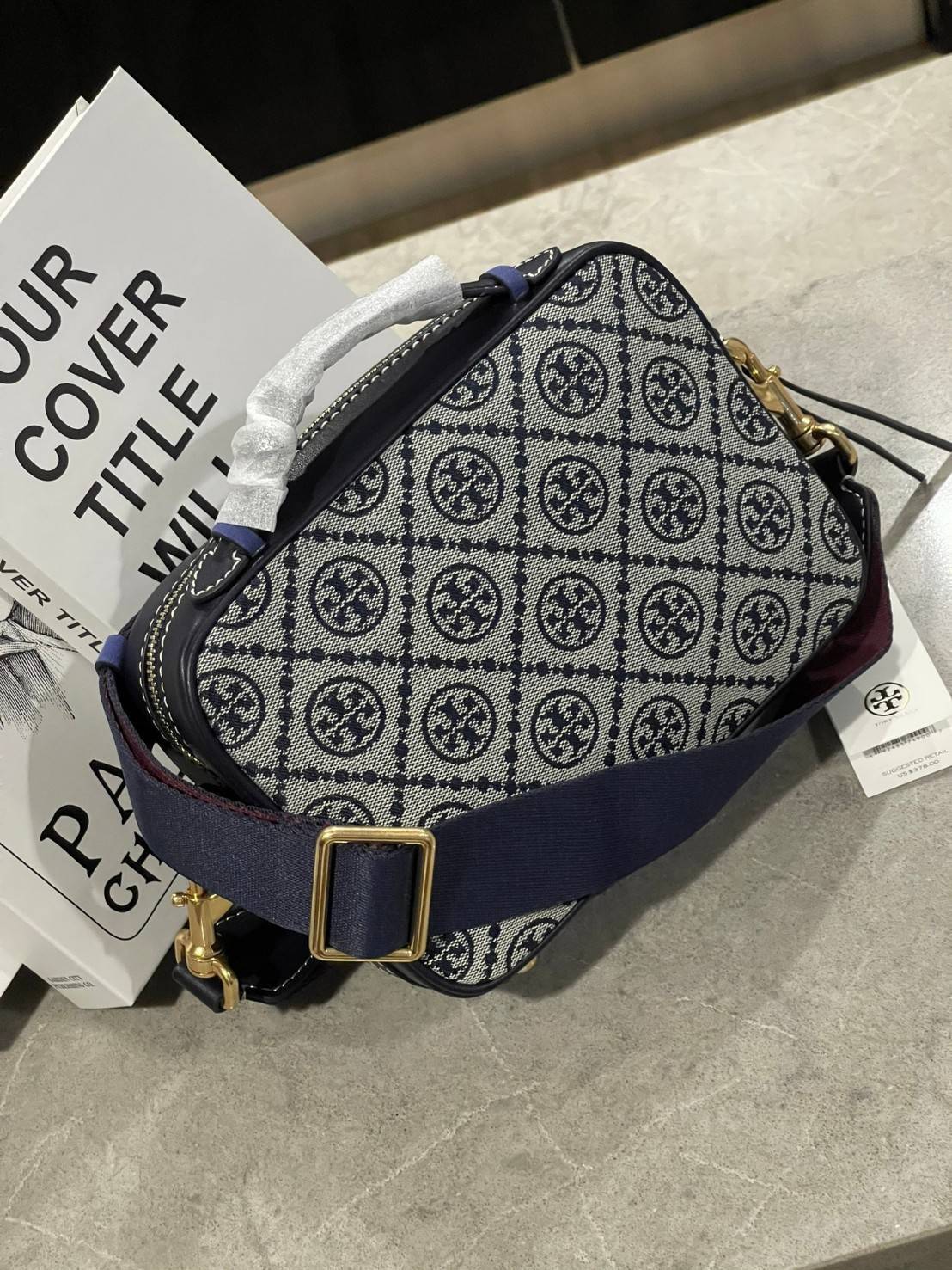 TORY BURCH T MONOGRAM JACQUARD CAMERA BAG การออกแบบที่เรียบง่าย แต่ยังคงความหรูหราเอาไว้ โดดเด่นด้วยลวดลาย T Monogram