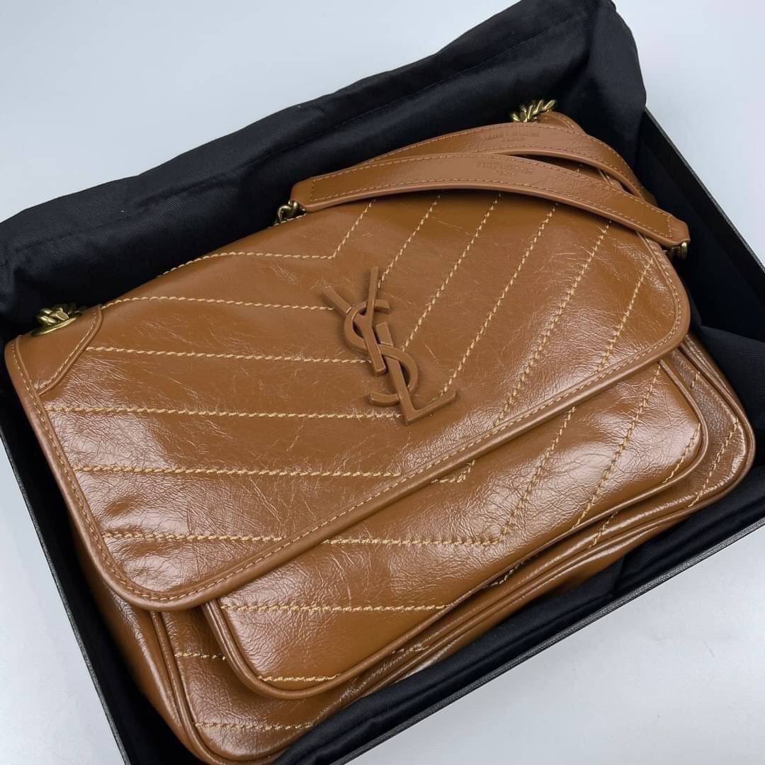 Saint Laurent Niki shoulder bag กระเป๋าสะพายรุ่นโดดเด่นด้วยโครงสร้างทำจากหนังวัว หนังมันเงา นิ่ม งานสวยมากๆ ค่ะ ด้านหน้าประดับโลโก้แบรนด์ และมีช่องสำหรับเก็บของที่หยิบใช้บ่อย ตอบโจทย์การใช้ชีวิตระหว่างวันได้ดีมากๆ สายสพายดีไซน์ได้หลายรูปแบบ แมทกับการแต่งต