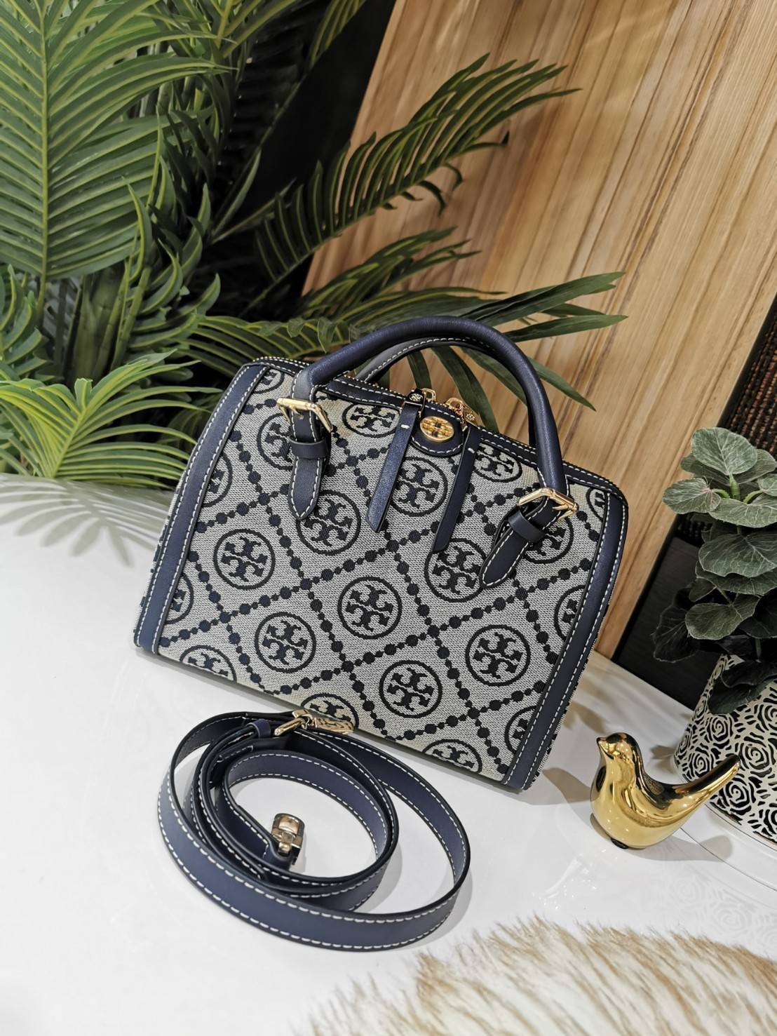 TORY BURCH FACTORY MONOGRAM JACQUARD BOSTON BAG กระเป๋าถือหรือสะพายรุ่นใหม่ล่าสุดจาก TORY BURCH FACTORY วัสดุ Woven Jacquard & Leather ในลาย Jacquard คงเอกลักษณ์แบรนด์สวยอยู่ทรงดีไซน์โดดเด่นทรง Boston เปิดปิดด้วยซิปคู่สะดวกใช้ขนาดกำลังดีใส่กระเป๋าสตางค์ยา