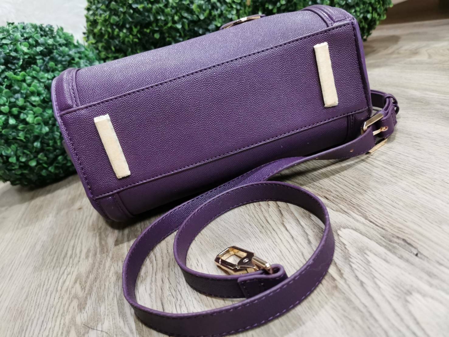 CHARLES & KEITH SAFFIANO TRAPEZE BAG กระเป๋าถือหรือสะพายรุ่นยอดนิยมดีไซน์สวยหรูวัสดุหนังคาเวียร์อยู่ทรง ด้านข้างเเต่งหนังช่องตัดดูมีดีเทล ด้านหน้ามีโลโก้ ด้านหลังมีช่องซิป เปิดปิดด้วยซิปหัวซิปแบรนด์ หูจับเเข็งแรง พับลงได้ พร้อมสายสะพายหนังปรับระดับได้ถอดไ