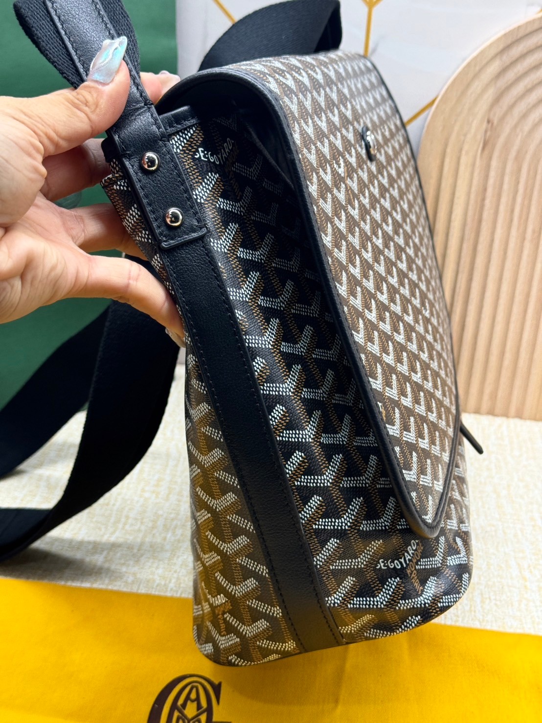 GOYARD Capetien MM Messenger Bag กระเป๋าแมสเซ็นเจอร์ใบใหญ่ ที่สุดของความหรู ตอบโจทย์การใช้งานจุของได้เยอะ เอกสาร แทปเล็ต พร้อมสายสะพาย ใช้งานง่าย ใบจริงสวยงามตามรูปค่ะ