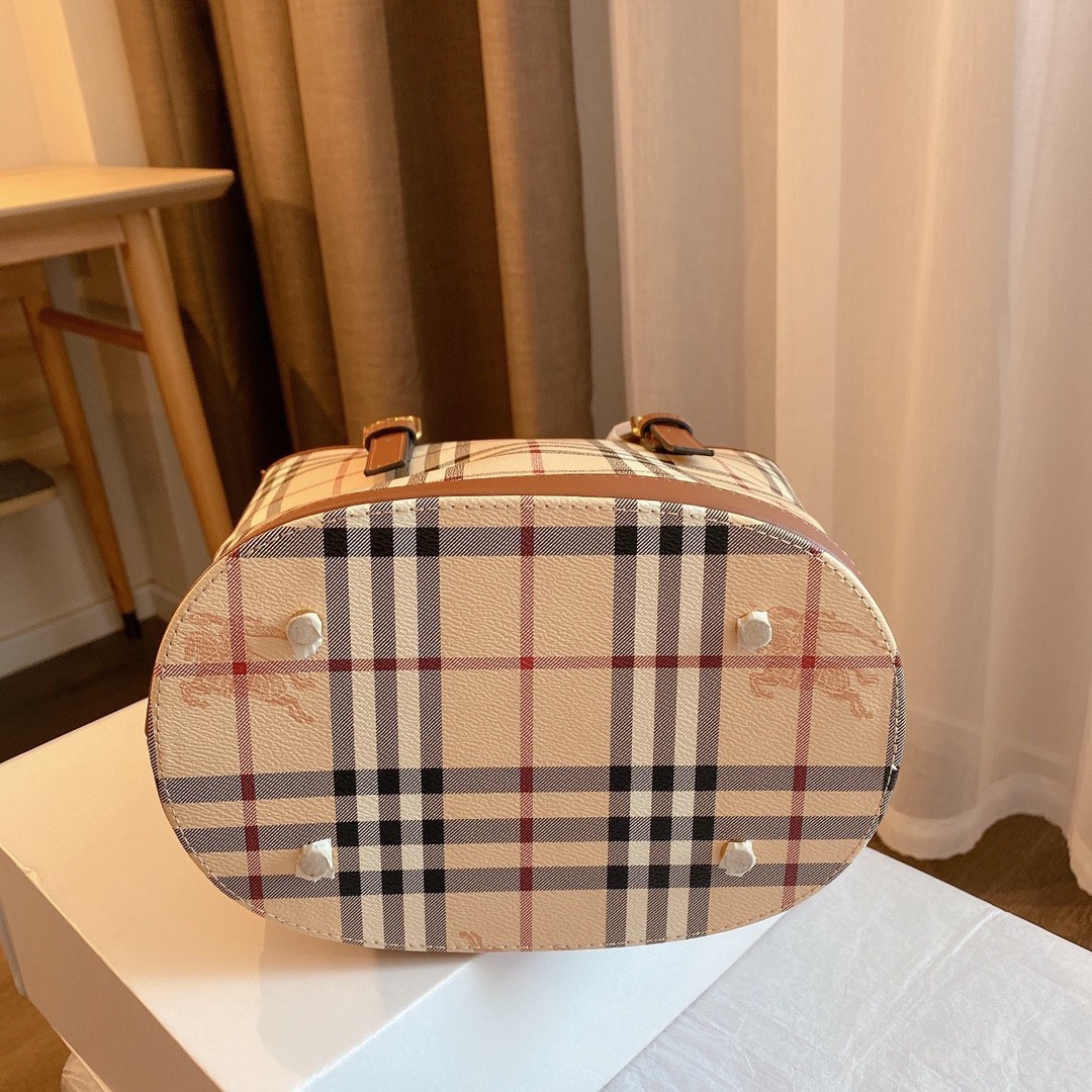 พรีเมี่ยมกิ๊ฟแท้ BURBERRY VINTAGE BAG VIP GIFT WITH PURCHASE (GWP) กระเป๋าสะพายไหล่ พรีเมี่ยมกิ๊ฟ Limited Edition จากBURBERRY วัสดุหนังPVC สวยหนังนิ่ม ตัดด้วยสายหนังสีน้ำตาลเข้ม