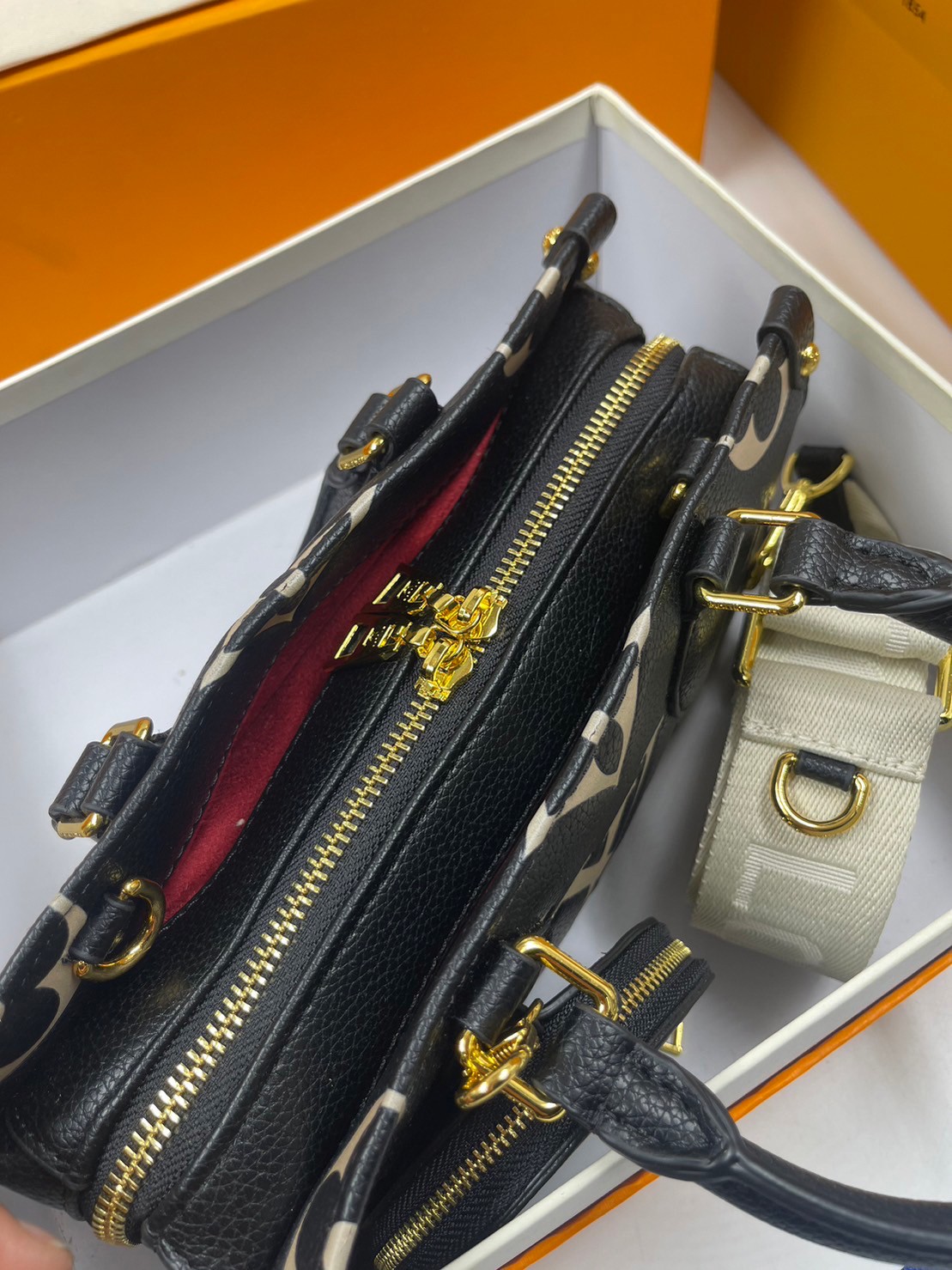 LV OnTheGo East West Monogram Bag / LV BAG พร้อมส่ง 4 สี กระเป๋าโท้ทขนาดกะทัดรัด ดีไซน์ใหม่ประจำฤดูกาล **สินค้าเกรดออริจินอล 1:1 สลับแท้