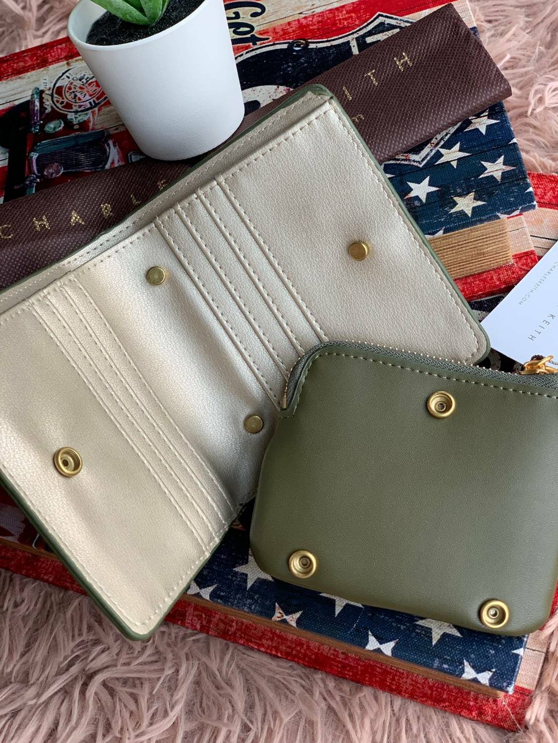 Charles & keith Classic Mini Snap Button Wallet กระเป๋าสตางค์ทรงสั้นรุ่นใหม่ชนช้อป! วัสดุpuหนังเรียบนิ่ม ด้านหน้าประดับโลโก้แบรนด์ด้วยโลหะตัวนูน ภายในเปิดปิดด้วยกระดุมทั้ง2ด้าน มีช่องซิปใส่เหรียญใบเล็ก สามารถถอดแยกกับชิ้นใหญ่ได้ ภายในยังมีช่องเสียบบัตร แล