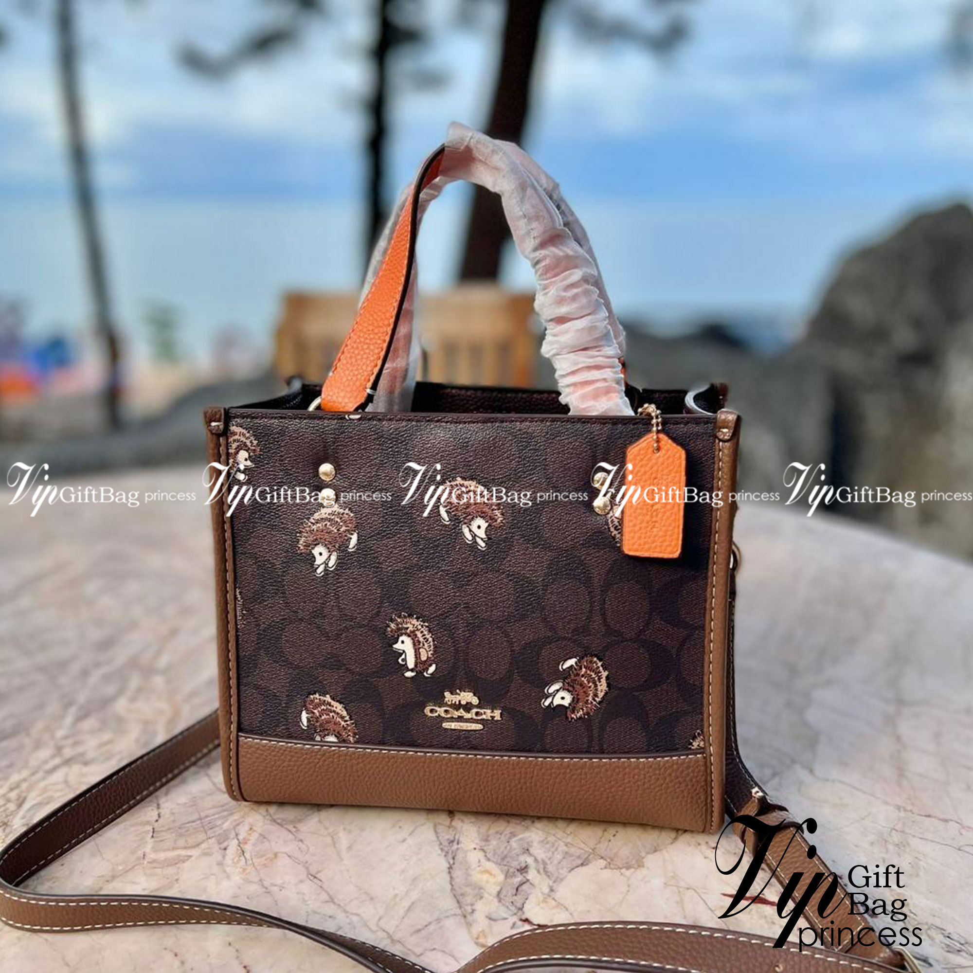 COACH DEMPSEY TOTE IN SIGNATURE CANVAS WITH HEDGEHOG PRINT 🦔 ((CC769)) เม่นเต้นรำ สวย น่ารัก มากๆค่ะ ใหม่กันต่อ ไปสวยกันให้สุดค่ะ! กับกระเป๋าทรงTOTE รุ่นใหม่ล่าสุด 🌟จุดเด่นของรุ่นนี้คือปริ้นท์ลายเม่นเต้นรำทั้งใบ น่ารักน่าเอ็นดูมากๆค่ะ เปิด