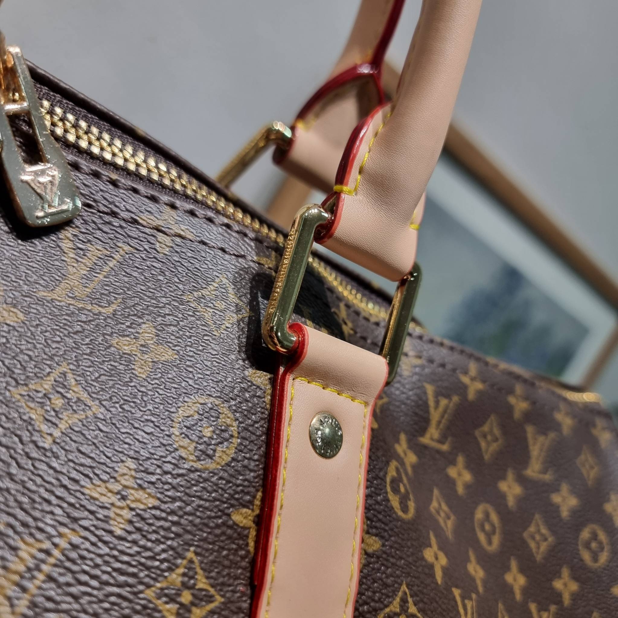 LV KEEPALL BANDOULIERE กระเป๋าเดินทางสุดคลาสสิค ทึ่ใครๆก็เฝ้ารอ ไอเท็มที่จะทำให้การเดินทางไม่ธรรมดาอีกต่อไป ด้วยดีเทลความเป็นเอกลักษณ์ เรียบแต่หรู วัสดุหนังแคนวาสคุณภาพดี ลวดลายโมโนแกรม เปิด-ปิดด้วยซิปแน่นหนา มีกุญแจล็อคได้ มีสายสะพายครอสให้ ภายในโล่งกว้า