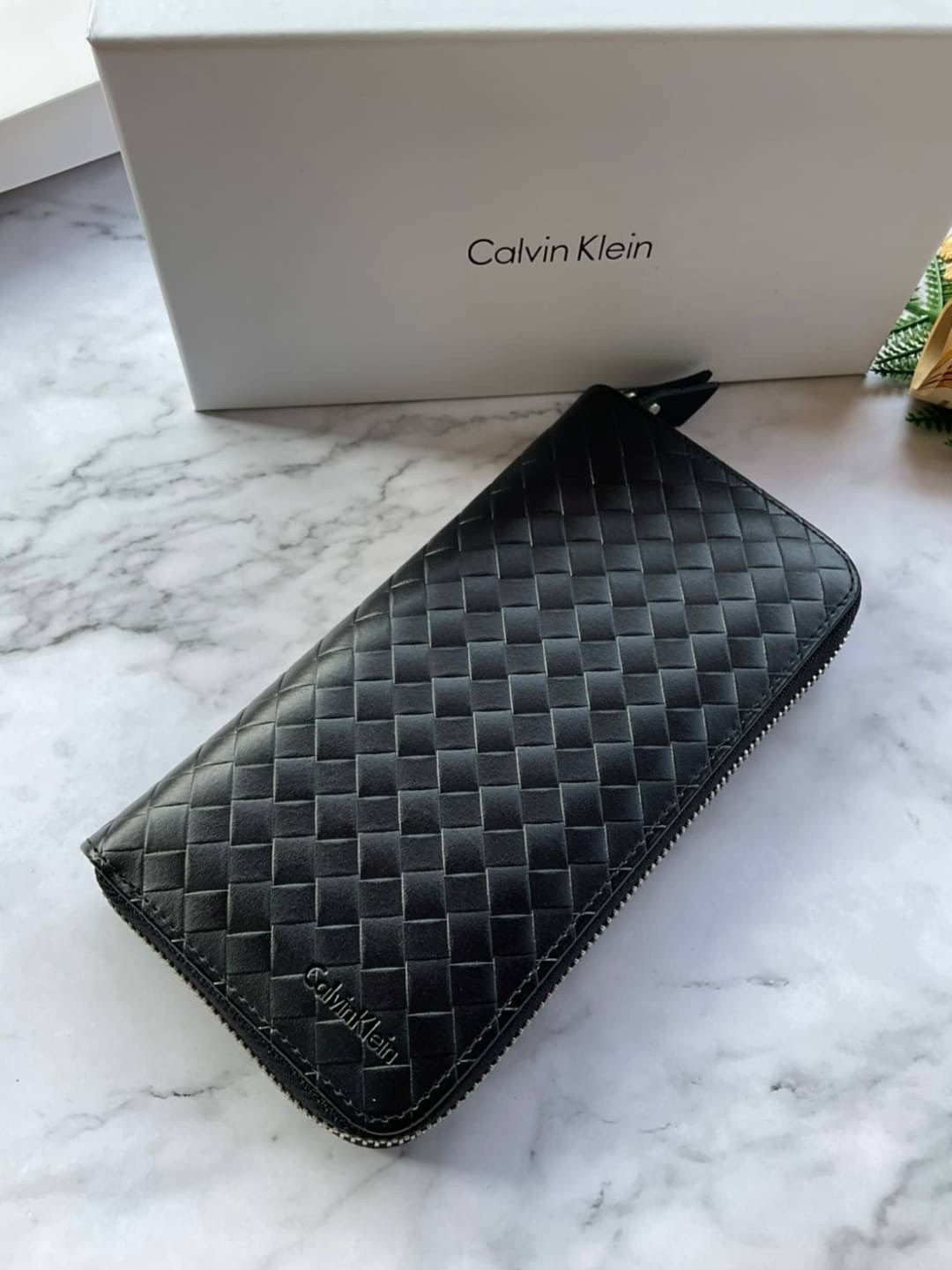 Calvin Klein Long Wallet กระเป๋าสตางค์ใบยาว ลายสาน ซิปรอบ หนังวัวแท้ หนังนุ่ม หอม