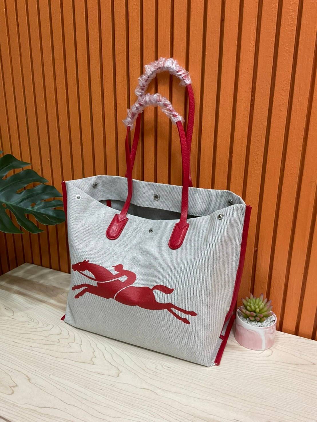 LONGCHAMP ESSENTIAL TOILE SHOULDER BAG L ECRU กระเป๋าสะพายข้าง รุ่นใหม่ล่าสุดทรงฮิต!! ฮิตกันมากๆในเหล่าบรรดาเซเลป วัสดุ Cotton Canvas & Grained cowhide ด้วยดีไซน์ทรงสวยคลาสสิค ขนาดกำลังดีเนื้อหนา ตั้งอยู่ทรง น้ำหนักเบา