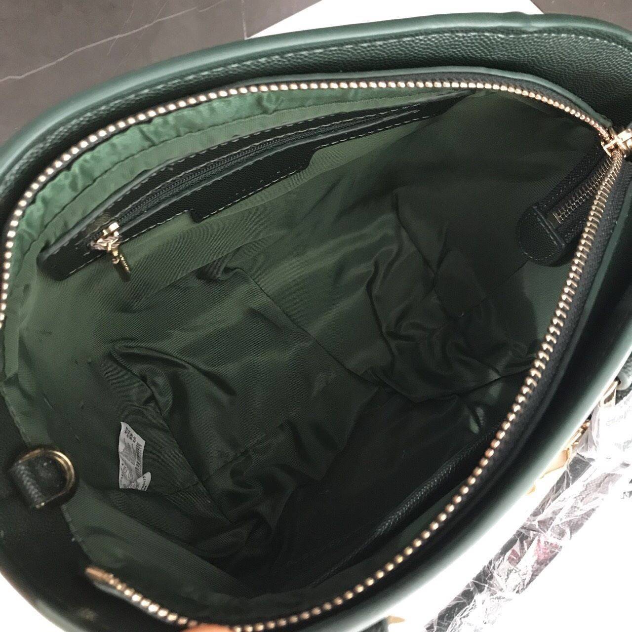 CHARLES & KEITH CITY BAG กระเป๋าถือหรือสะพาย ตั้งอยู่ทรงสวย มีโลหะรองฐาน เปิดปิดด้วยซิปเดียว ภายในมี 2 ช่องเล็กด้านหน้าประดับด้วยกระจกทรงกลม ใช้งานได้จริง ปั้มโลโก้แบรนด์ มาพร้อมสายสะพายยาว ปรับระดับและถอดสายได้ หูพับลงได้ น้ำหนักเบา ต้องมีไว้ครอบครองสักใ