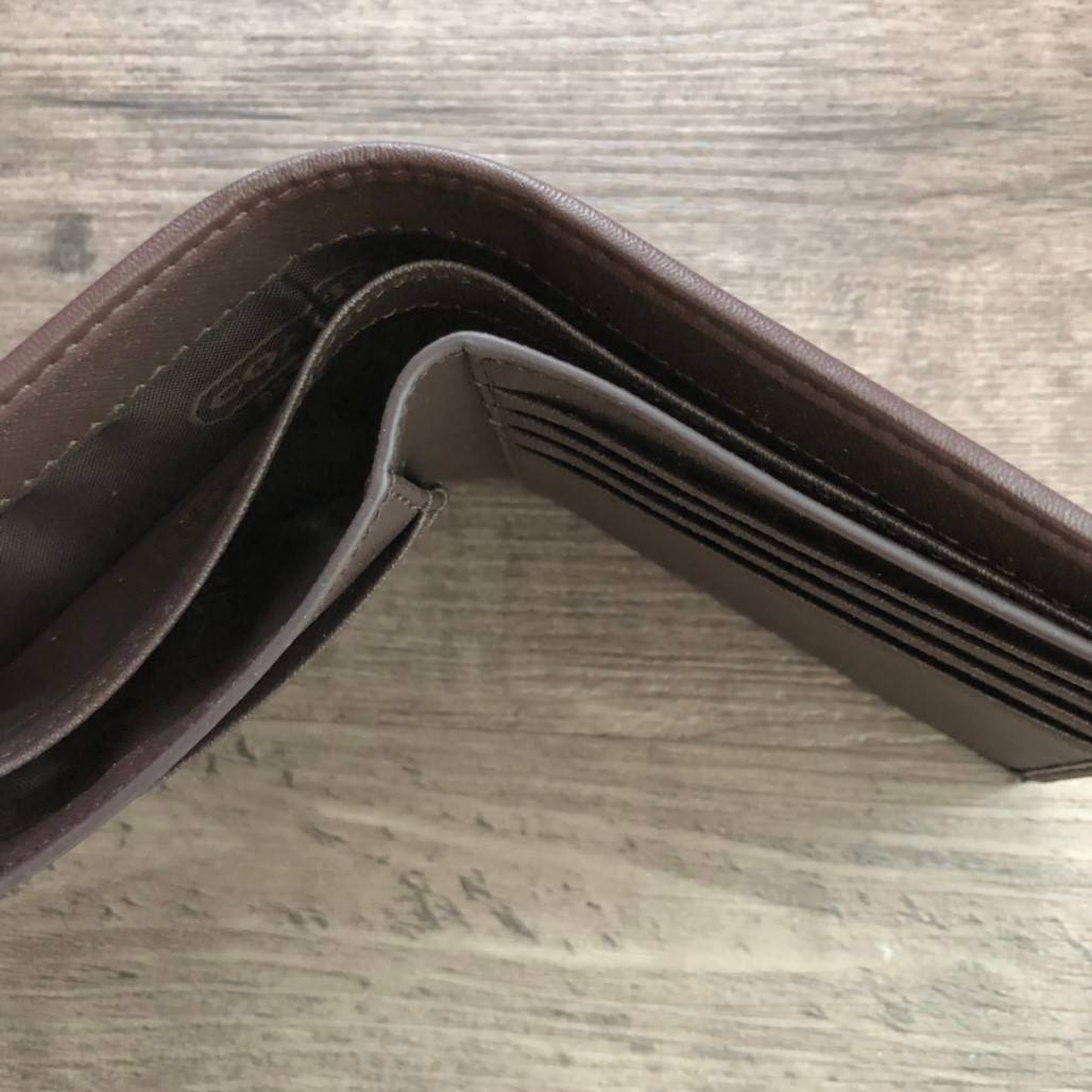 COACH Heritage Signature Compact ID Wallet กระเป๋าสตางค์ใบสั้น มาพร้อมกระเป๋าใส่บัตรใบเล็กอีก 1 ใบ จะมอบเป็นของขวัญหรือใช้เองก็แนะนำค่ะ