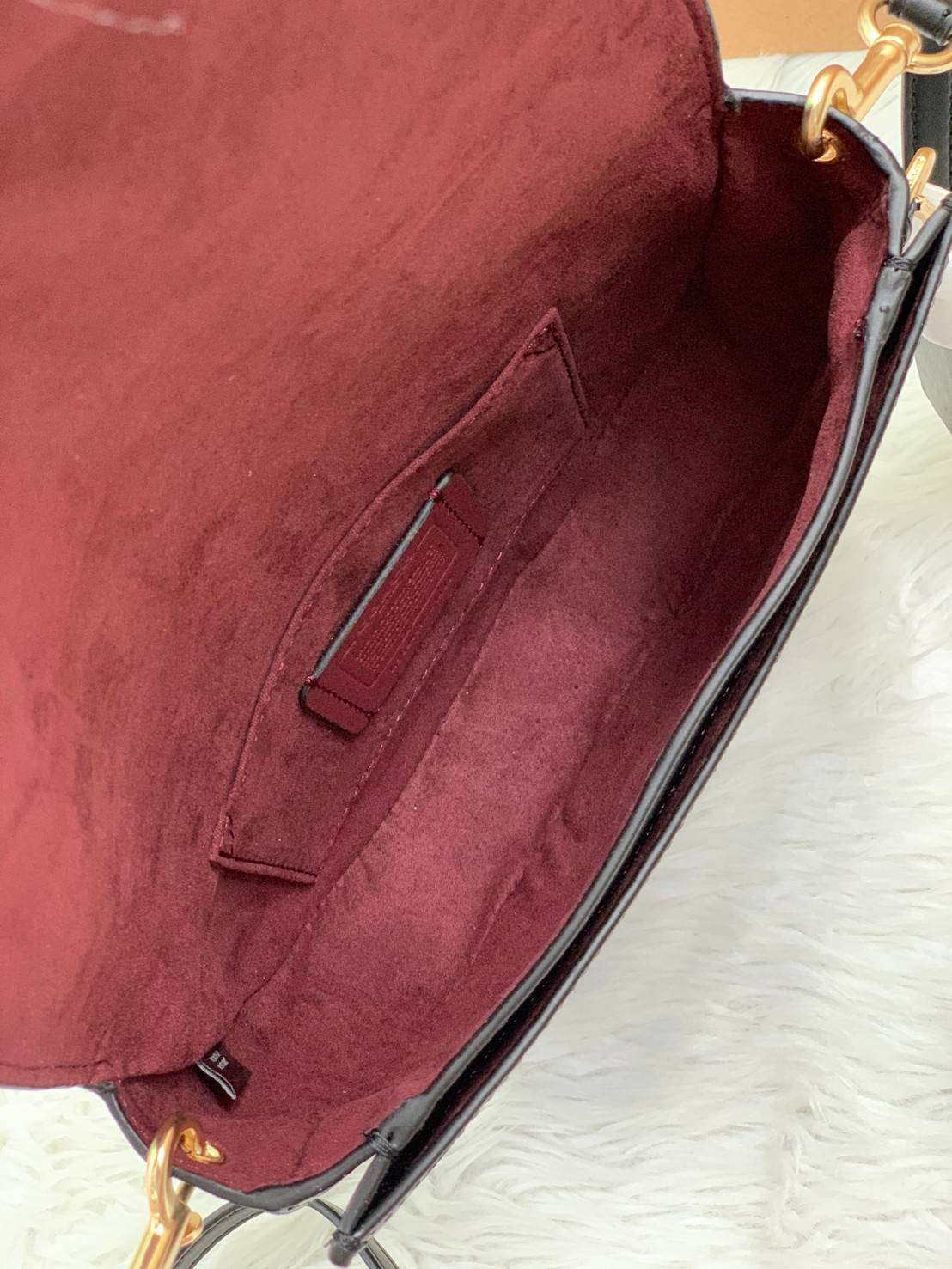 พร้อมส่งที่ไทยครบทั้ง6สีค่ะ 😘 Coach Ellen Crossbody In Signature ((C1432)) กระเป๋าทรงฮาฟมูนรูปทรงคลาสสิก ออกแบบให้มีลักษณะโค้งมน ไม่ดูเป็นทรงแข็งจนเกินไป ดีไซน์และสีของกระเป๋ายังเรียบง่าย เข้าได้กับทุกชุด สะพายครอสบอดี้ร์//สะพายข้าง หรือถือแบบคลัท