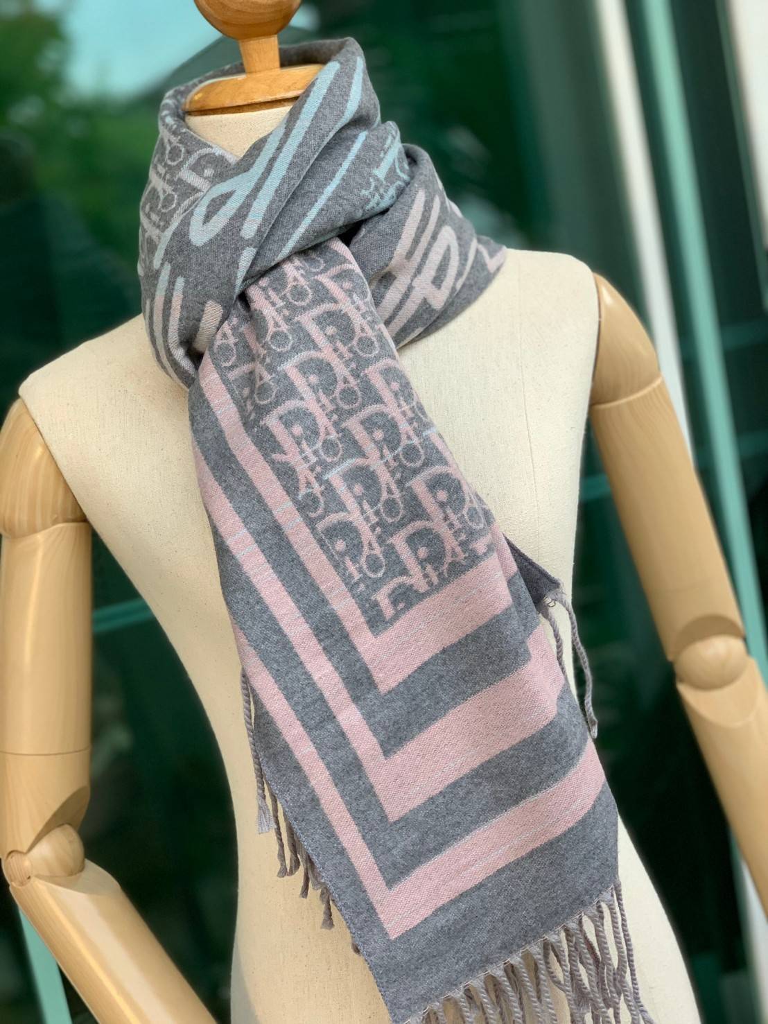 CHRISTIEN DIOR PARIS SILK SCARF สุดเอ็คเซ็คคลูทีฟกับแบรนด์ดังจากปารีส ด้วยงานพรีเมี่ยมกิ้ฟ ส่งมอบความรู้สึกดีๆให้กับคนที่คุณรัก ในรูปแบบผ้าพันคอและผ้าคลุมไหล่ผืนใหญ่ให้ความอบอุ่น ถักทอด้วยผ้าcashmere สีสันสุภาพเข้าได้กับเสื้อผ้าทุกเฉดสี มาพร้อมกล่องแบรนด์