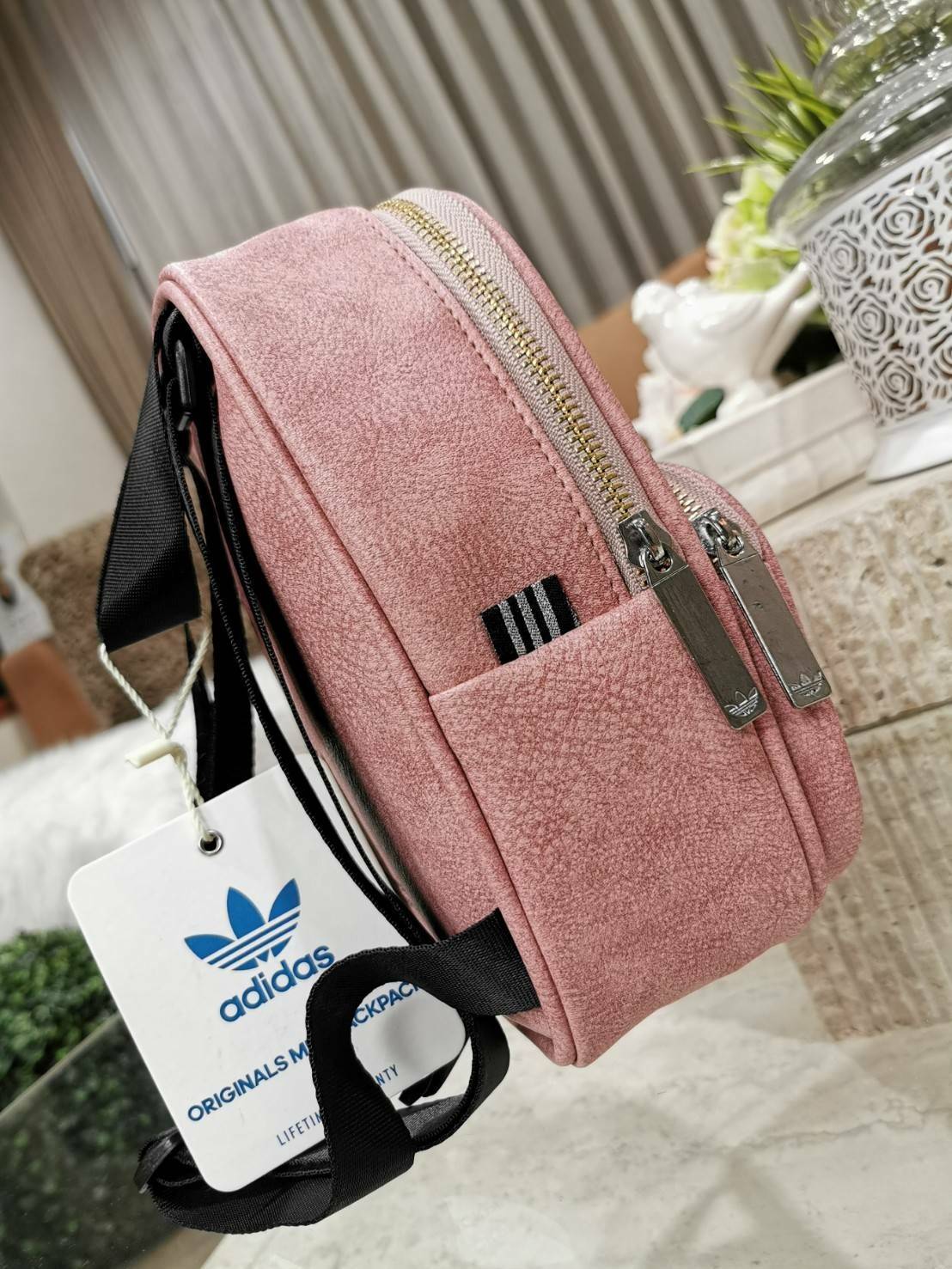 ADIDAS MINI BAGPACK กระเป๋าเป้สไตล์ Sport ขนาดมินิ กำลังน่ารัก น้ำหนักเบา ด้านหน้ามีโล้โก้และช่องซิป เปิดปิดด้วยซิปสะดวกใช้หัวซิปแบรนด์ ภายในมีโลโก้และช่องใส่ของ มีหูจับถนัดมือ สายสะพายเลื่อนปรับระดับได้ freesize ไอเท็มใหม่ดีไซน์สุดฮิต พร้อมส่งที่ไทยในราค