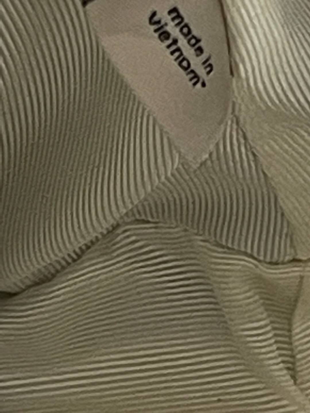 Coach Perry Tote Classic Bag F57568 รุ่นใหม่ล่าสุด กระเป๋ารูปทรงสี่เหลี่ยมสุดคลาสสิก เป็นกระเป๋าอเนกประสงค์ที่สามารถใช้ได้แทบทุกโอกาส ไม่ว่าจะไปเรียน, ไปทำงาน, ไปเที่ยว หรือแม้แต่ไปชอปปิง ด้วยขนาดที่กำลังดี ไม่ใหญ่เทอะทะ แต่ก็ไม่เล็กจนเกินไป มาพร้อมหูหิ้ว