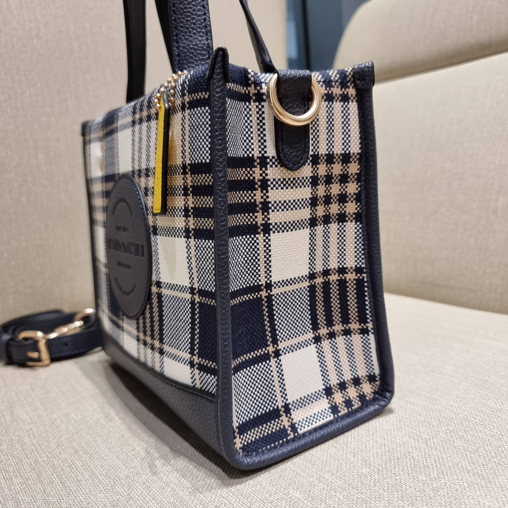 COACH C8198 DEMPSEY TOTE 22 WITH GARDEN PLAID PRINT AND COACH PATCH คอลใหม่สุดคิ้วท์ หวานๆใสๆ น่ารักชะมัด!! ดีไซน์ลายสก็อต เหมาะกับฟีลลิ่งปิคนิคเป็นที่สุด กระเป๋าทรงโท้ท ไซส์กำลังสวย ฟังก์ชั่นการใช้งานก็สะดวกที่สุด มีทั้งสายคล้องในตัว และสายครอสบอดี้ วัสด