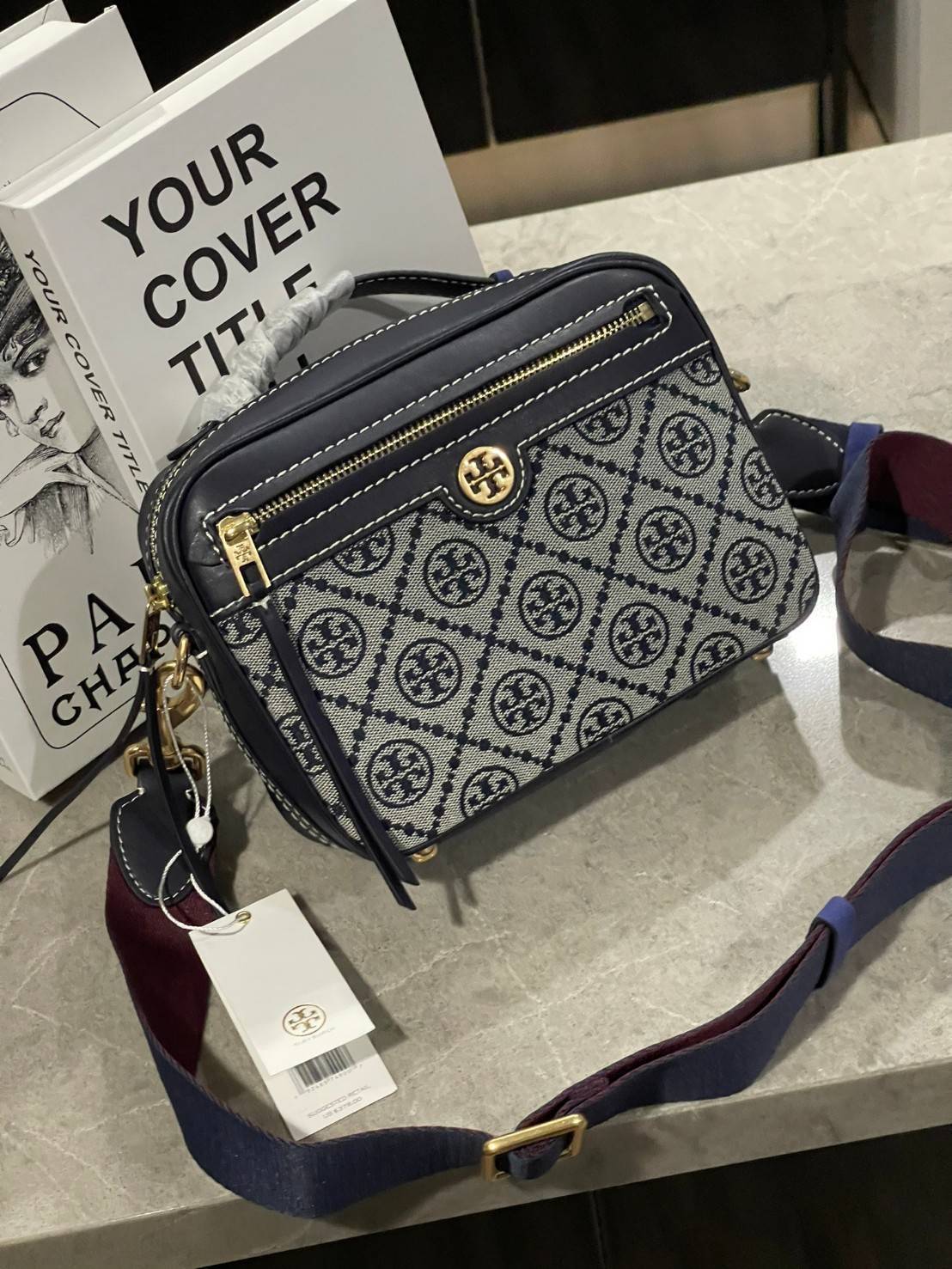 TORY BURCH T MONOGRAM JACQUARD CAMERA BAG การออกแบบที่เรียบง่าย แต่ยังคงความหรูหราเอาไว้ โดดเด่นด้วยลวดลาย T Monogram