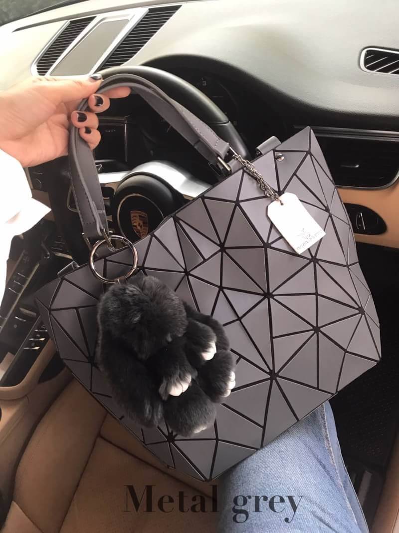 Metal grey Tone สีสุด classic ที่ แมทช์กับชุดง่ายมาก แถมยังลาย Limited edition หายาก ❤️ปรับทรงได้ 2 แบบ น่ารักมาก ค่า กระเป๋า จากแบรนด์ David Jones กระเป๋าสะพายข้างดีไซน์เกร๋มาก สีสวยหรูมาก ขนาดกะลังดีเลย น้ำหนังเบามากคะ ภายในมีช่องเก็บของจุกจิกได้