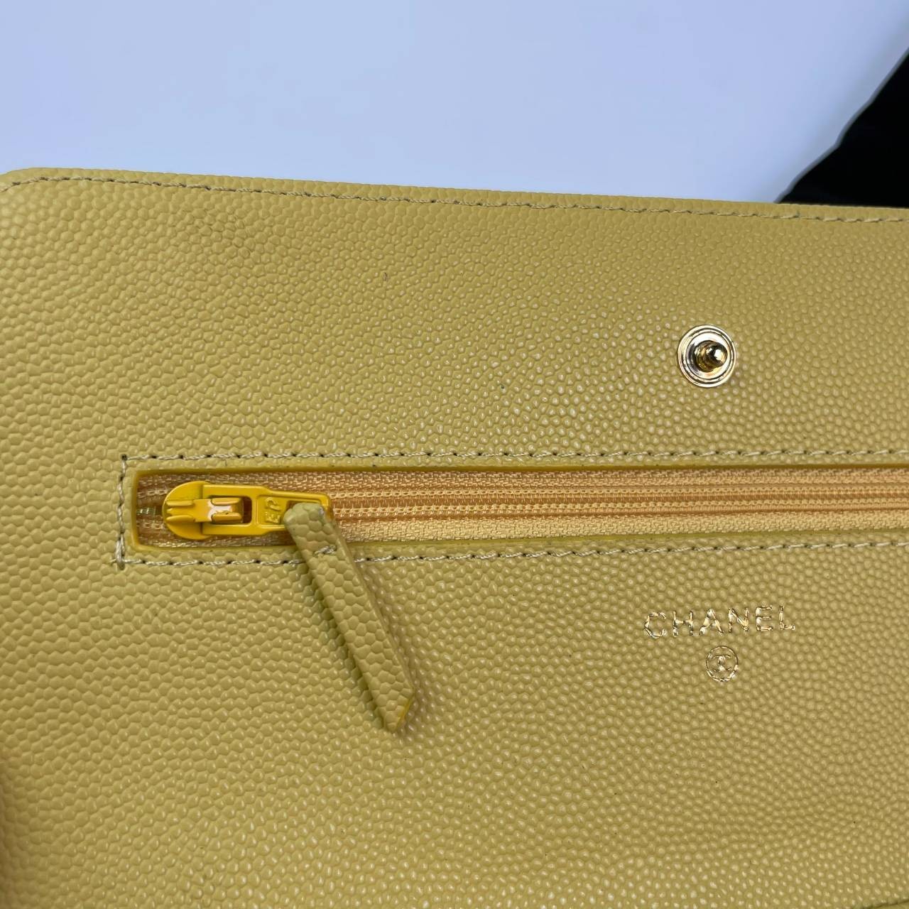 VIP 】หนังแท้ CHANEL WOC style โทนสีพาสเทล กระเป๋าสะพายทรงสวยตลอดกาล วัสดุหนังลายคาเวียร์ เนื้อนุ่ม อยู่ทรงคุณภาพดีตามแบบฉบับของแบรนด์ น้ำหนักเบา ด้านหน้ามีโลโก้แบรนด์อะไหล่หรู มีช่องใส่บัตร ใส่ของจุกจิก เปิดปิดด้วยฝาปิดกระดุม ซับในหนัง ตัวจริงสวยมากๆถูกใจ