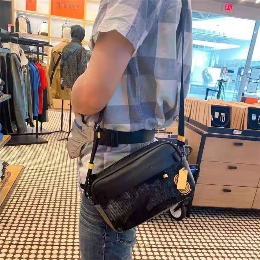 COACH EDGE CROSSBODY WITH CAMO PRINT ((2381, 2373)) ความเท่ never die!! กระเป๋าครอสบอดี้ทรงยอดฮิต ที่หนุ่มๆไม่ควรพลาด รูปทรงดีไซน์คลาสสิค ใช้งานง่าย วัสดุหนังแท้ตกแต่งตาข่ายพร้อมลายพริ้นท์ด้านหน้า สุดคูล!! ตัวกระเป๋ามีซิปหลัก และซิปด้านหน้า พร้อมช่องแยกด้