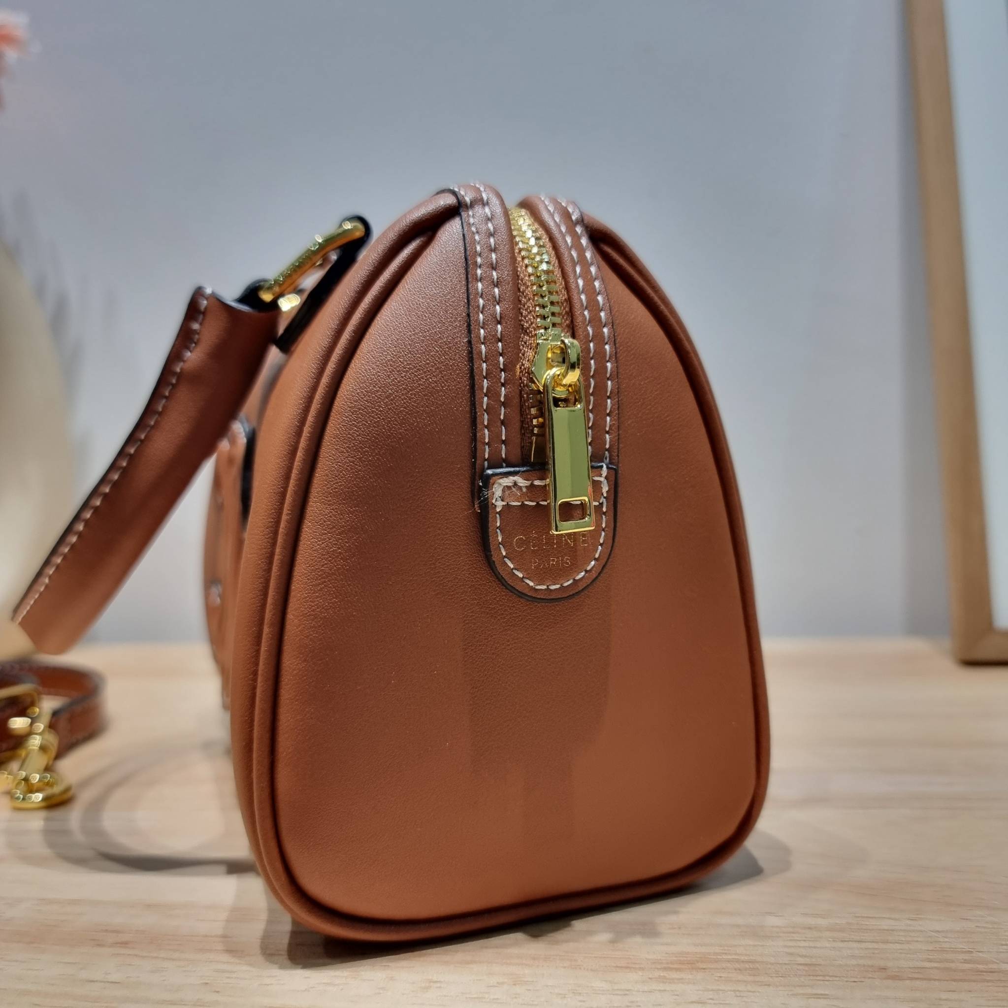 CELINE SMALL BOSTON CUIR TRIOMPHE IN SMOOTH LEATHER ฮิตมากกับสุดยอดความคลาสสิค ในรูปทรงสวย กับกระเป๋าสะพายทรงหมอน กะทัดรัด ขนาดกำลังดี ใช้งานสะดวก วัสดุหนังผิวเรียบ สวยคม