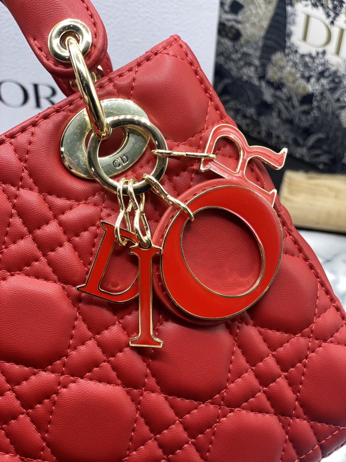 หนังแท้ DIOR LADY BAG 20cm ความสง่างามอีกหนึ่งรุ่นของ Dior รูปทรงสีเหลียม ขนาดกระทัดรัด ตั้งอยู่ทรง ฐานกระเป๋าแข็งแรง มีหมุดรองฐาน ดีไซน์ที่มีเอกลักษณ์เฉพาะตัว ด้านหน้าตกแต่งด้วยตัวอักษร D.I.R ห้อยเป็นพวงกุญแจ จะถือด้วยมือหรือสะพายไหล่ก็ดูดีมากๆ ค่ะ