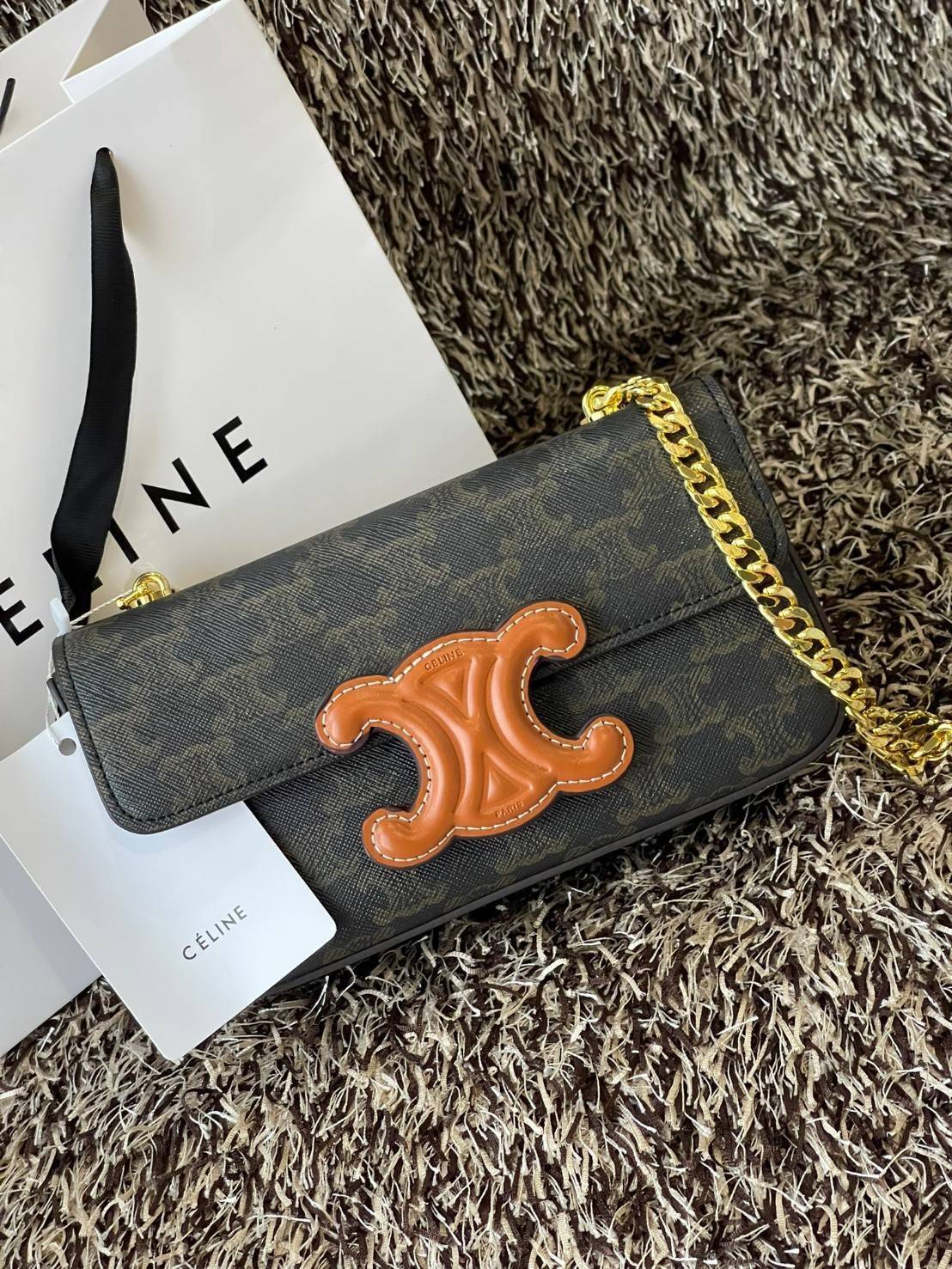 Celine Chain Shoulder Bag Cuir Triompe In Triompe เป็นกระเป๋าถูกประดิษฐ์ขึ้นในรูปทรงมินิมอล นับว่าเป็นกระเป๋าอีกหนึ่งรุ่นในซีรีส์ Triomphe ที่ได้รับความนิยมอย่างมาก โดยเป็นกระเป๋าสะพายไหล่ทรงสี่เหลี่ยมผืนผ้าที่อัดแน่นไปด้วยกลิ่นอายความคลาสสิกตามแบบฉบับของ