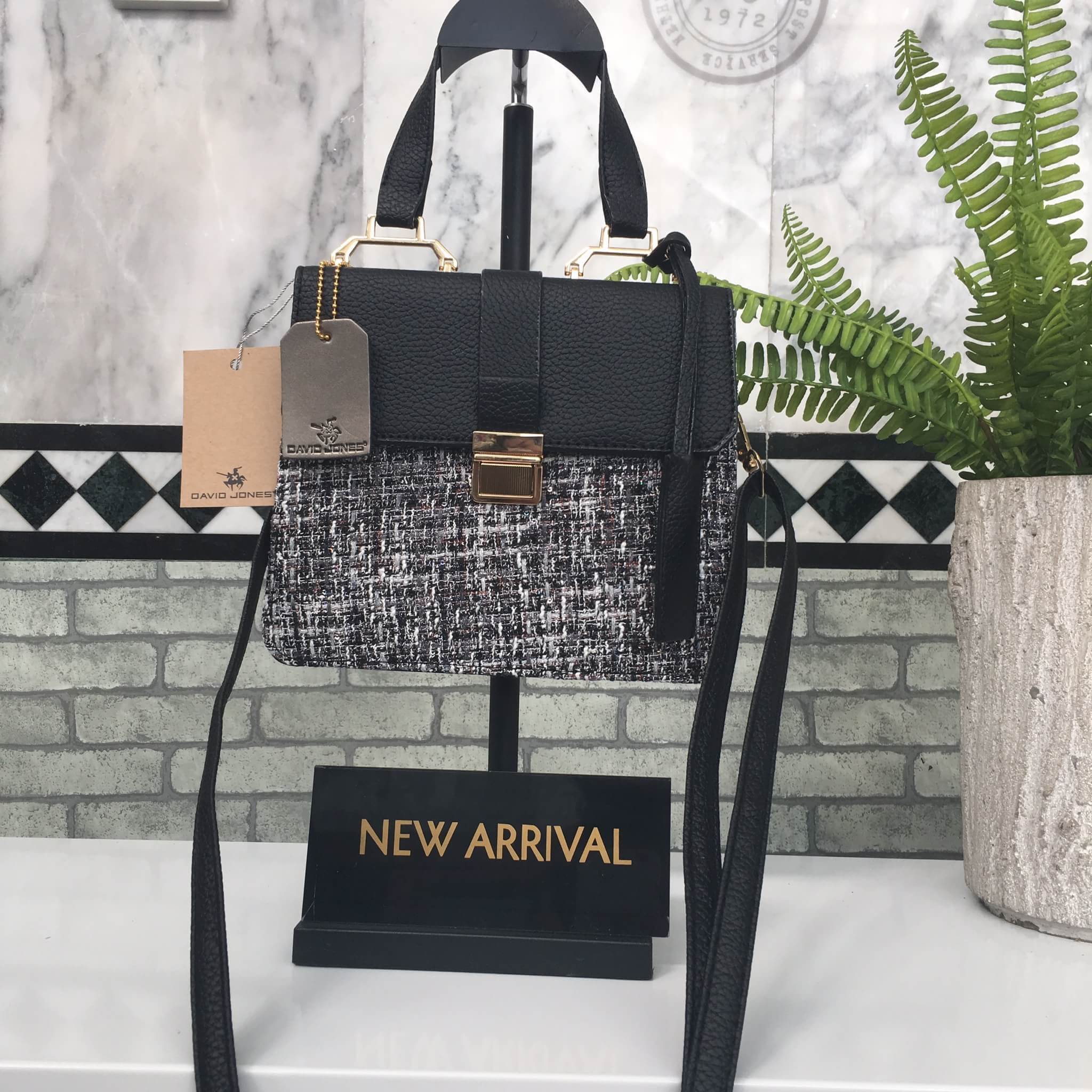 งานแท้ชนช้อป รุ่นใหม่ล่าสุด จากแบรนด์ David Jones สวย น่ารัก ขนาดตอบทุกโจทย์การใช้งาน เห็นแล้ว หลงรักเลยคะ ตัวกระเป๋าขนาดกำลังดี จุของคุ้ม สวยมาก ดูแลรักษาง่าย พร้อมสายสะพายยาว ภายในมีช่องซิป และช่องใส่ของจุกจิก 2 ด้าน เลยค่า ใบจริงน่ารักมากคะ ถือสะพายได้