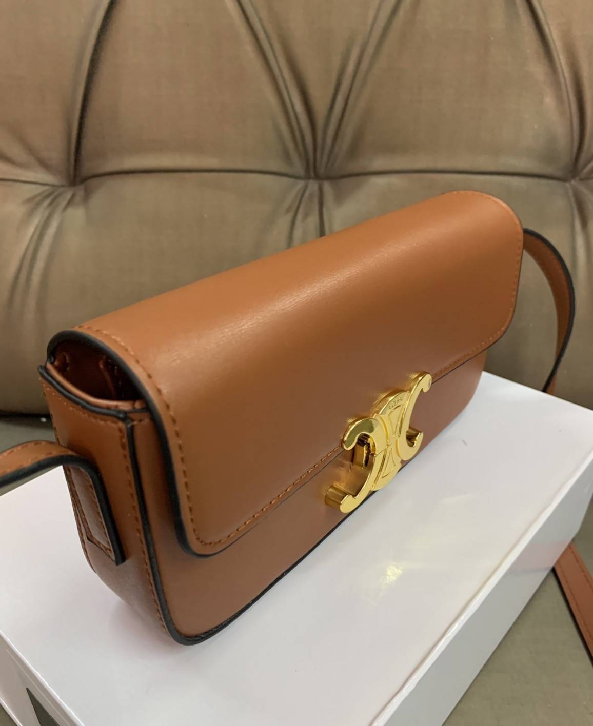 CELINE TRIOMPHE SHOULDER BAG VIP GIFT WITH PURCHASE-GWP พรีเมี่ยมกิ๊ฟ Limited Edition จาก CELINE PERFUME DUTY FREE COUNTER วัสดุหนังแกะสังเคราะห์เรียบ ดีไซน์ยอดนิยมสไตล์สาว LISA ทรงเหลี่ยมสวยหรูอยู่ทรง