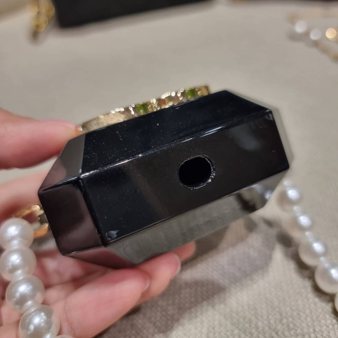 VIP 🥂 เซ็ทคือที่สุดของความคุ้ม EXCLUSIVE MIX ITEM!! CHANEL GIFT BOX SET กลับมาอีกครั้งกับไอเท็มสุดหรูชวนให้สะสม สุดยอดของรุ่นยอดฮิตพร้อมเสิร์ฟครบชุด สุดคุ้ม มาพร้อมกระเป๋าสะพายถึง 2 ใบ คอลเลคชั่นของมันต้องมี ทั้งตัวคลาสสิคและ vanity และสุดยอดของหา