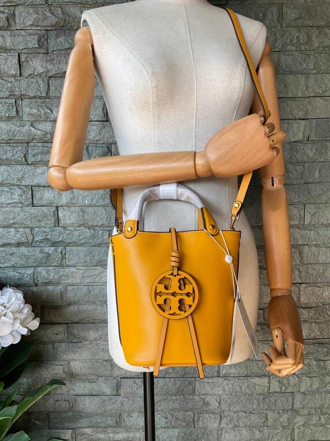 TORY BURCH LEATHER BUCKET BAG MILLER MINI BAG รุ่น 55222 กระเป๋าสะพาย Crossbody ทรงถังสวยสุดฮิต เป็นรูปทรงใหม่