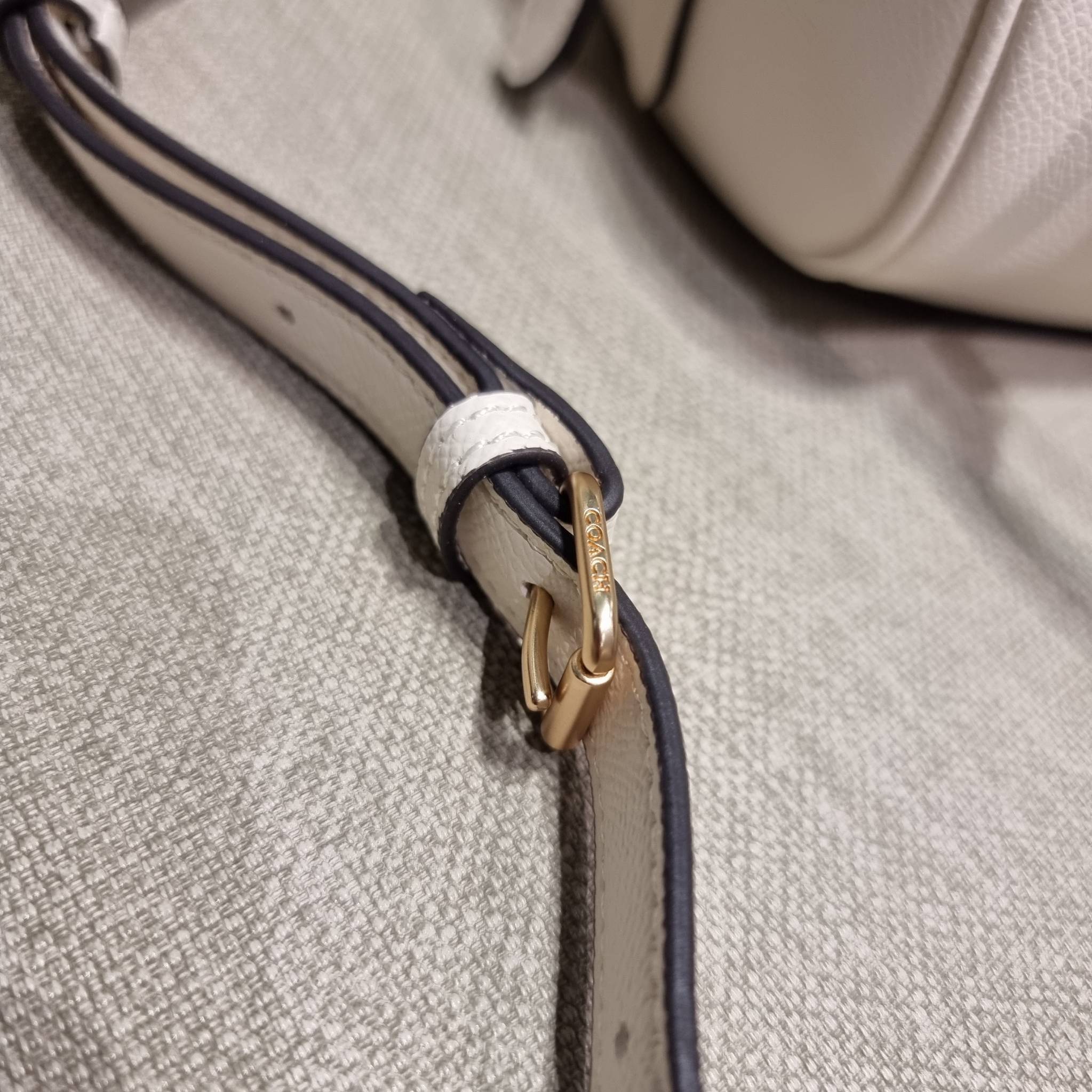 COACH SYDNEY SATCHEL BAG CA202 CA591 CB596 ใหม่ล่าสุด กับคอลที่สาวๆต้องหลงรัก กระเป๋าสะพายทรง satchel ที่มีรูปทรงดึงดูดสายตา สวยแรกเห็น วัสดุหนัง crossgrain พร้อมหูจับในตัว เปิด-ปิดด้วยซิป ภายในโล่งกว้าง ขนาดกำลังดี มีสายครอสให้ ปรับได้ตามชอบ ใบจริงลูกคุณ