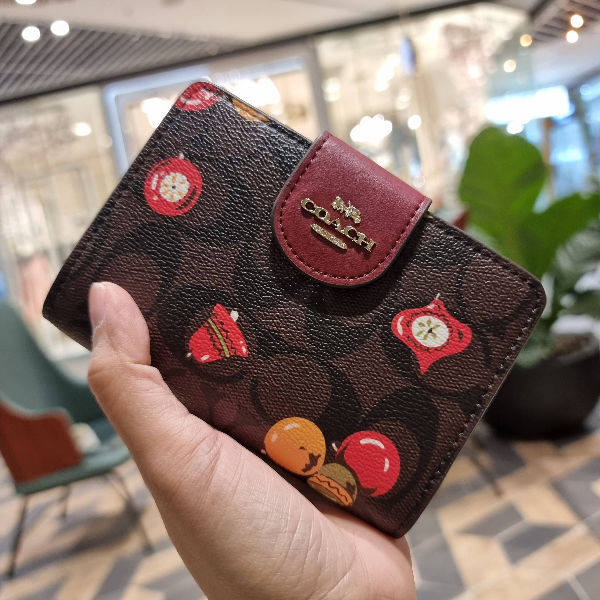 COACH C7414 MEDIUM CORNER ZIP WALLET WITH ORNAMENT PRINT คอลเลคชั่นใหม่ กระเป๋าสตางค์ใบกลาง ดีไซน์ใหม่ สุดหรู คละลายพริ้นท์เต็มใบ น่าใช้ไปอีก วัสดุหนังแคนวาสเคลือบลาย ภายในมีช่องใส่บัตร ใส่ธนบัตรได้ครบ และมีช่องซิปแยก ใบจริงสวยมากๆ แนะนำจ้า ราคาสุดคุ้มครบ