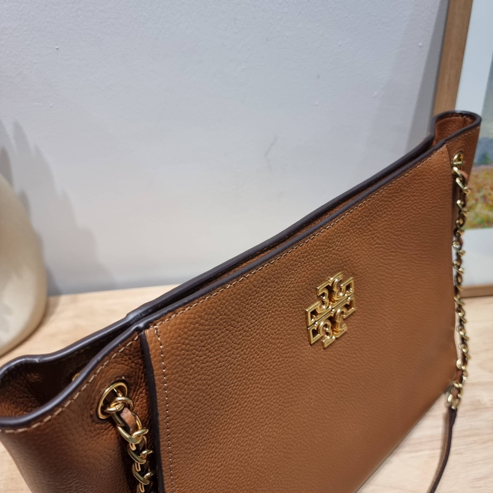 TORY BURCH BRITTEN SMALL SLOUCHY TOTE / TORY TOTE BAG / TORY BAG กระเป๋าสะพายตัวแม่ รุ่น top ที่สวยดูแพง ใช้งานสะดวกมาก ดีไซน์ออกมาได้เรียบหรู ผู้ดี