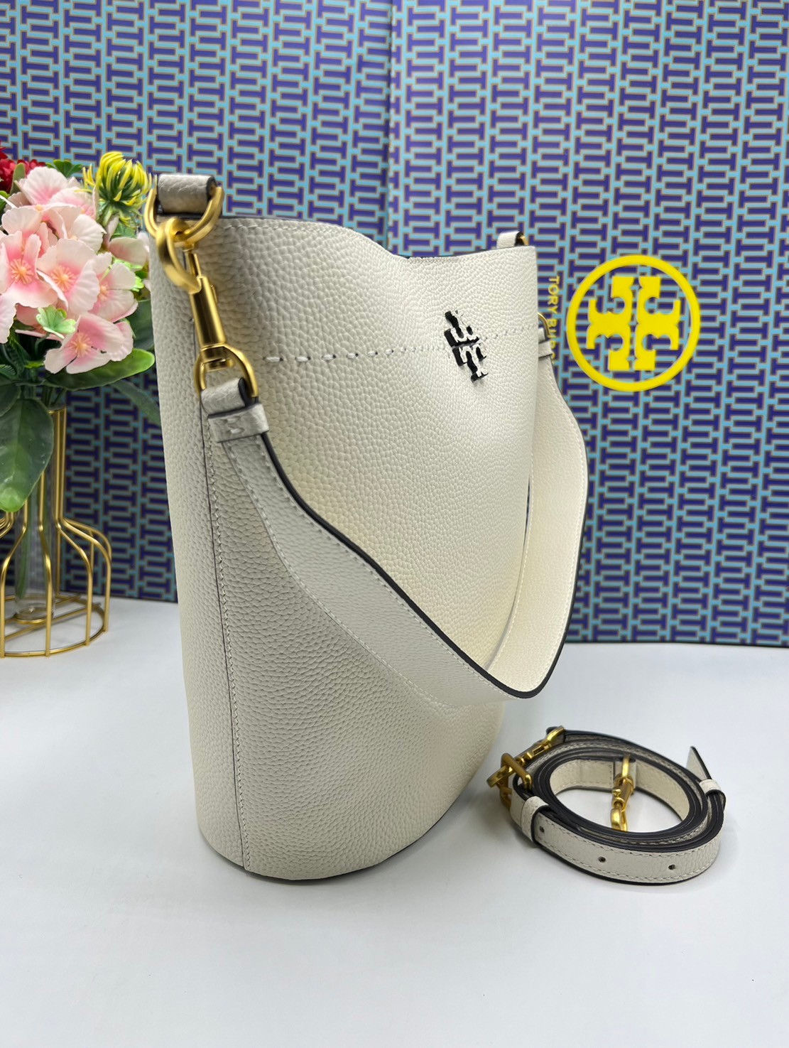 Tory Burch McGraw Bucket bag / Tory Burch Mcgraw Double T Logo Plaque Bucket Bag พร้อมส่ง 4 สี กระเป๋าสะพายหรือถือคล้องแขนทรงถัง จุของได้เยอะใบนี้ตอบโจทย์ได้ดีมาก โทนสีเรียบง่าย แฝงไปด้วยความดูดี สุขุมและเป็นผู้ใหญ่