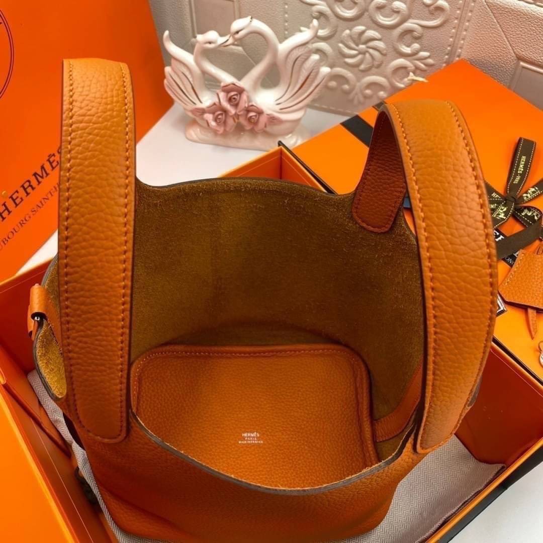 หนังแท้ Hermes Picotin Lock 18 bag กระเป๋าถือแบรนด์หรูระดับโลก งานเกรดออรินอล หนังแท้ทั้งใบ หนังมีลายทอริลลอนคล้ายของจริง มาพร้อมตัวล็อคเคลลี่ Kelly lock รูปทรงเรียบแต่หรู ใช้งานได้ทุกโอกาส ถือง่าย ใช้งานง่าย ภายในโล่งกว้าง ภาพสินค้าถ่ายจากงานขายจริง ใช้ง