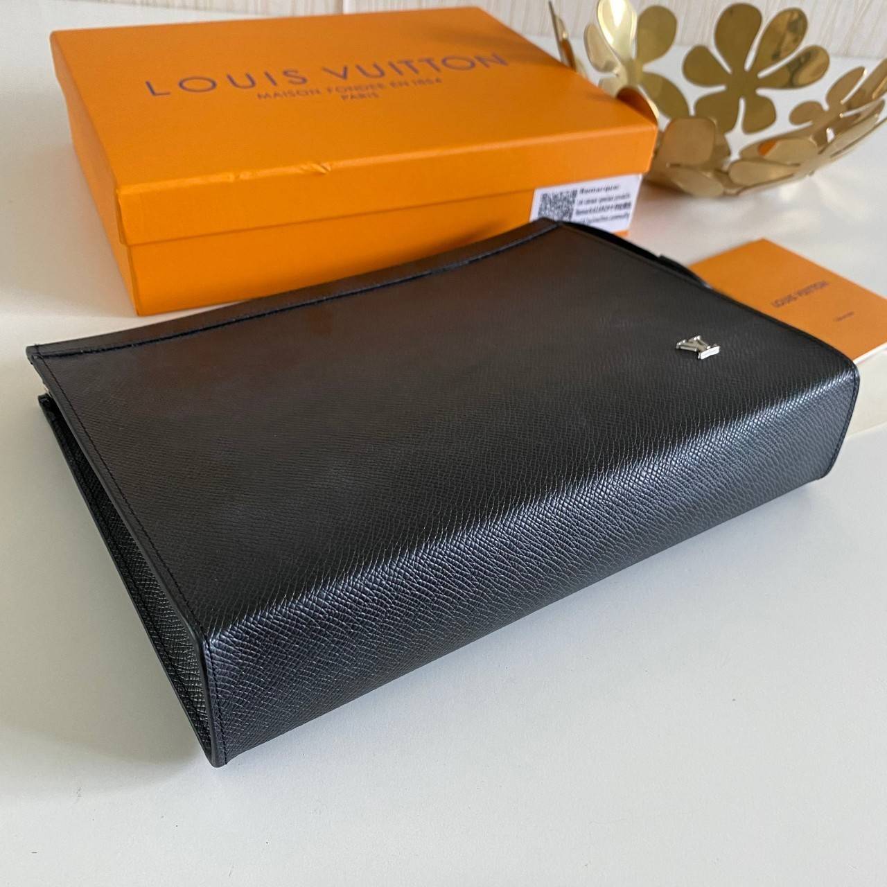 พรีเมี่ยมกิ๊ฟแท้ 100% 】พร้อมส่งที่ไทย!! ที่นี่ที่เดียว LOUIS VUITTO CLUTCH คลัช LV ขายดีตลอดกาล ไม่มีตกยุค ขนาก10” นิ้ว ใส่ของได้จุใจ หนังแท้ ด้านในมีช่องใส่บัตรได้เยอะ มาพร้อมกล่องอุปกรณ์ครบ