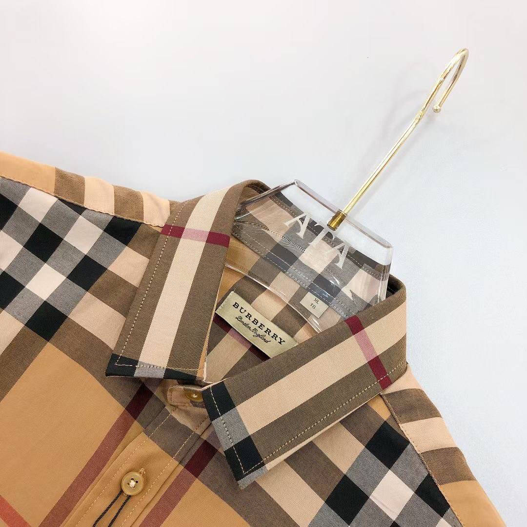 BURBERRY SHIRT / BURBERRY SHORT SLEEVE VINTAGE CHECK SHIRT เสื้อเชิ้ตแขนสั้นแบรนด์เบอเบอรี่ ลายสก็อตสุด classic เรียบหรู ดูดี ภูมิฐานมากๆค่ะ สินค้านำเข้าคุณภาพเทียบแท้ งานสวยเทพ เนื้อผ้าอย่างดี เป๊ะมาก รับประกันความพอใจเลยนะคะ ใส่เป็นเชิ้ตติดกระดุมเนี๊ยบๆ