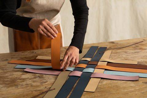 VIP 】LOEWE SURPLUS LEATHER WOVEN BASKET BAG IN CLASSIC CALFSKIN ใหม่ล่าสุดและสวยที่สุด กระเป๋าสะพานที่ถักทอด้วยความปราณีต โดดเด่นด้วยสีที่จับมาคอนทราสได้ลงตัว ใบใหญ่จุได้แบบเน้นๆ วัสดุหนังวัวแท้เต็มใบ หรูเลิศ ปากกระเป๋ามีสายหนังสำหรับผูกรวบปากกระเป๋า ภายใ