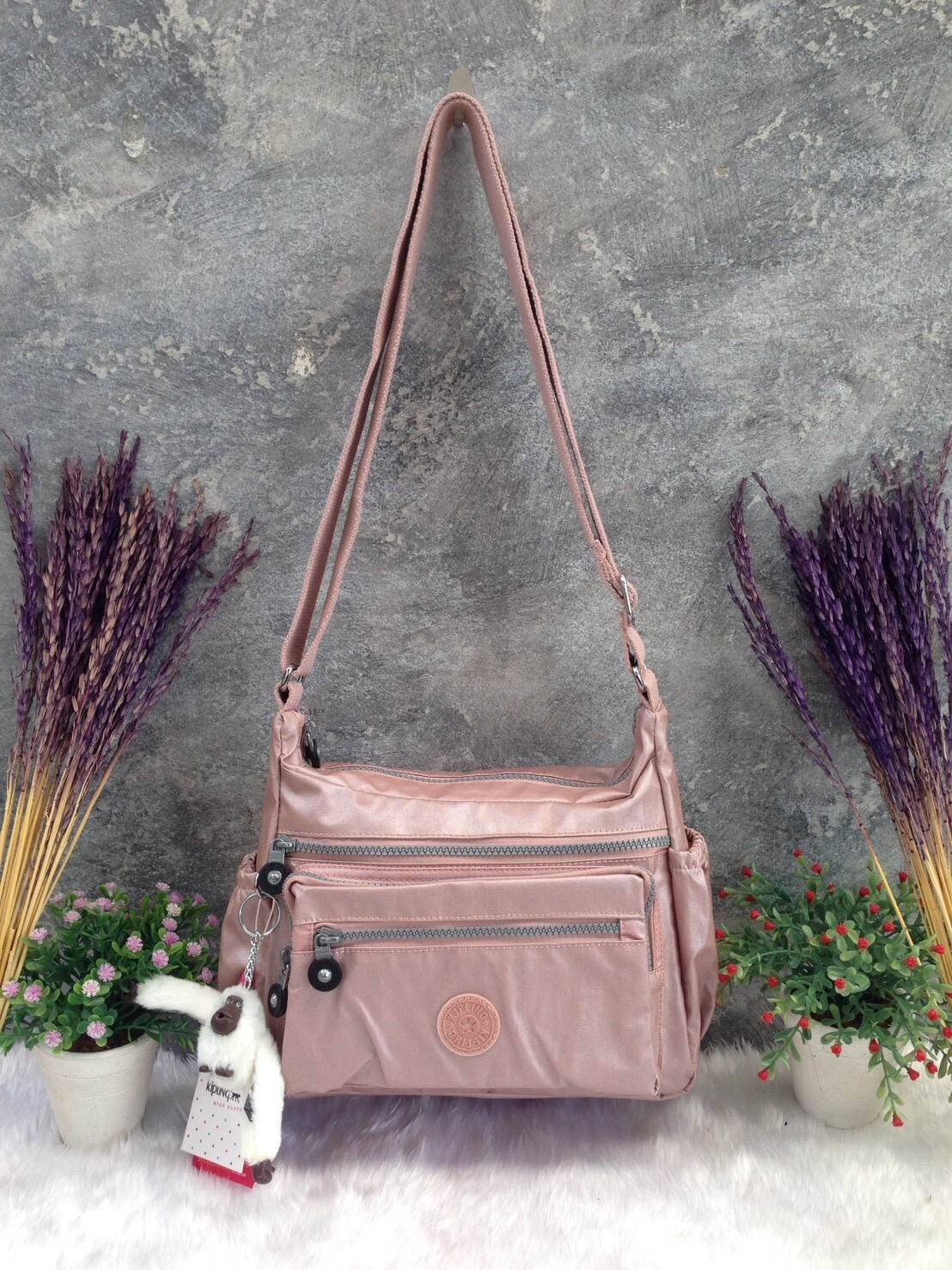 KIPLING Shoulder Bag (K25511) Outlet Hongkong กระเป๋าสะพาย วัสดุ nylon คุณภาพดี กันน้ำ ตามแบบฉบับแบรนด์ แบ่งเป็นช่องซิป 5 ช่อง สามารถใส่ไอแพด กระเป๋าสตางค์ใบยาว และมือถือได้ทุกรุ่นค่ะ จุคุ้มมากๆ น้ำหนักเบา สายสะพายปรับได้ จะสะพายไหล่ หรือ crossbody ได้สบา