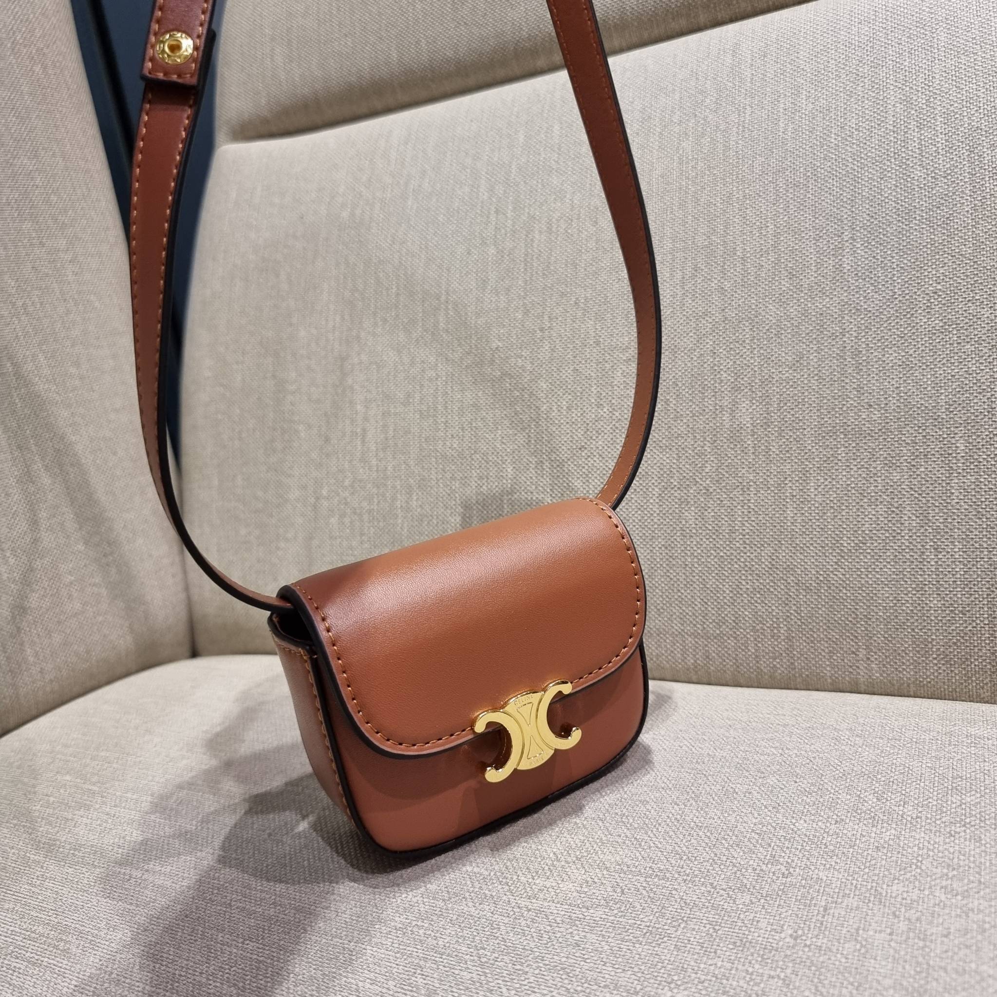 CELINE TRIOMPHE MINI BAG แรร์ไอเท็ม สีลิมิเต็ดในไซส์มินิ กับกระเป๋าสะพายที่เล็กแต่ปังมาก!! ดีเทลเรียบแต่หรู วัสดุหนังแท้ สีคลาสสิค เปิด-ปิดด้วยกระดุมแน่นหนา ภายในเป็นช่องโล่ง สายสะพายถอดได้ ปรับได้ตามชอบ ใบนี้สามารถใส่บัตร ใส่ธนบัตรได้ พกเป็นกระเป๋าสตางค์