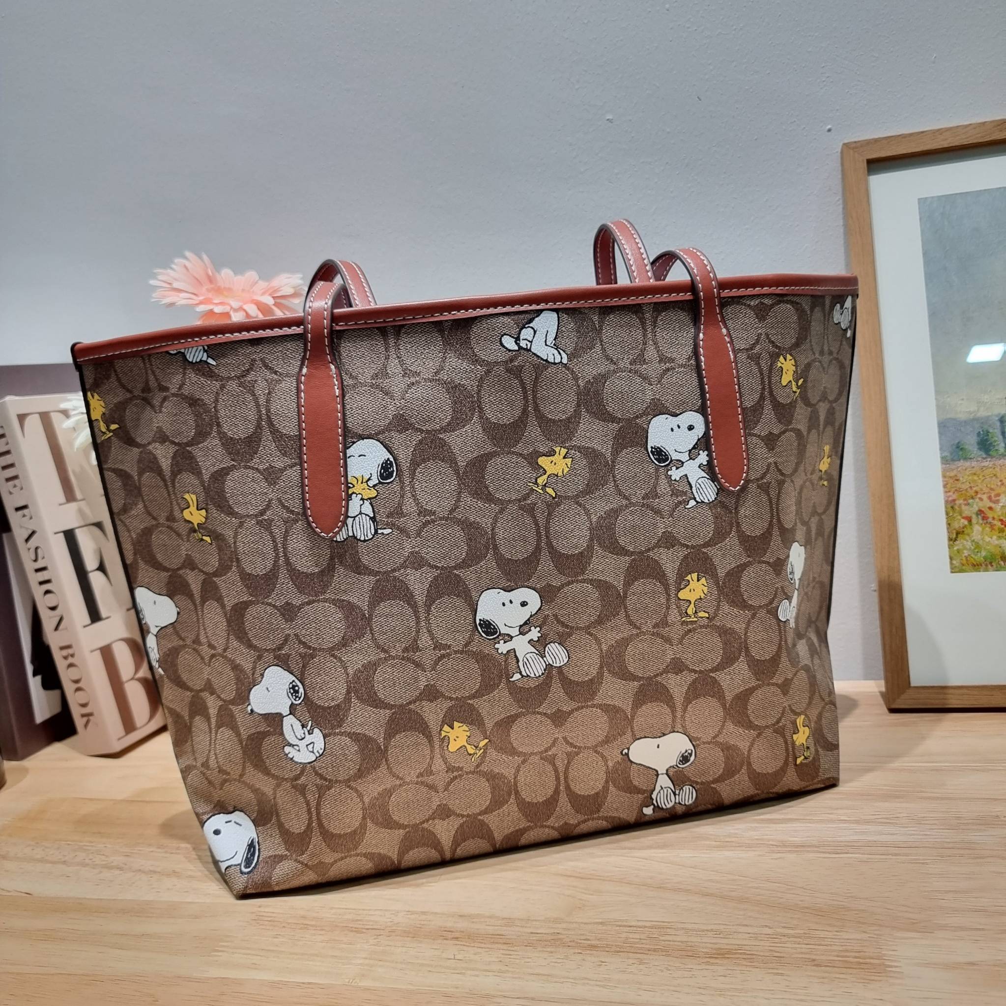 Coach X Peanuts City Tote In Signature Canvas With Snoopy Woodstock Print CF166 คอลเลคชั่นใหม่ น่ารักเกินต้าน กับกระเป๋าทรงโท้ทไซส์ใหญ่ ดีไซน์ลวดลายการ์ตูนยอดฮิต ที่ใครๆก็ต้องรู้จัก พิมพ์คมชัดลงบนหนังแคนวาส รูปทรงสวย ปากกระเป๋ามีกระดุมแม่เหล็กปิดกันของหล่