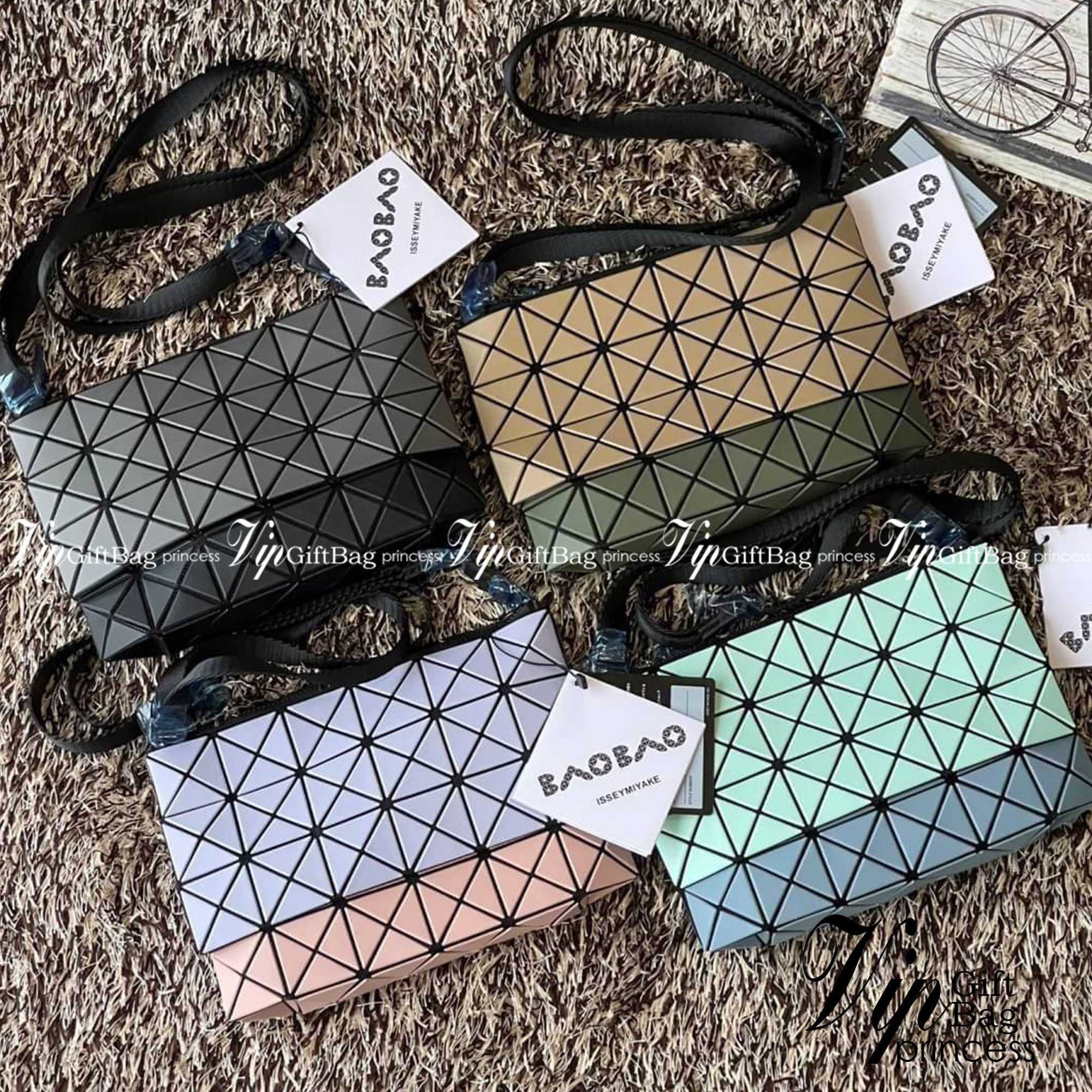 Baobao Issey Miyake Prism Kangaroo crossbody bag กระเป๋าสะพาย Crossbody รูปทรงสี่เหลี่ยมผืนผ้า ไซส์กำลังพอดี เห็นแบบนี้บอกเลยว่าใส่ของสำคัญได้แบบครบถ้วน ไม่ว่าจะเป็นโทรศัพท์ กระเป๋าตังค์ หรือพาวเวอร์แบงค์ จัดเป็นอีกหนึ่งรุ่นที่น่ารัก สายสะพายปรับได้ตามควา